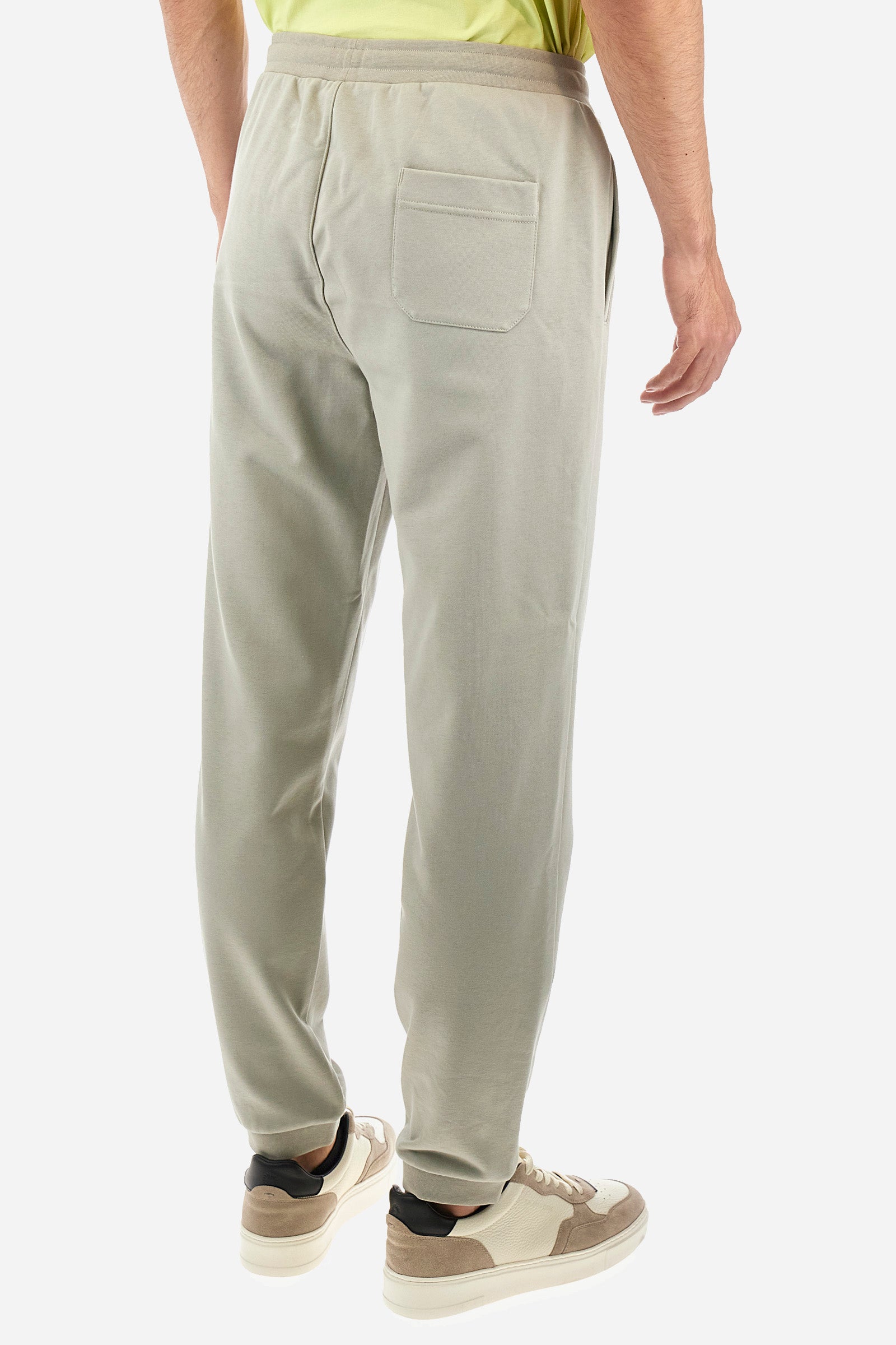 Men's single-colour jogging bottoms in a cotton sweat fabric from the Polo Academy line. With a drawstring waist and double front pocket. Another pocket is present on the back. The logo is present on a patch applied under one of the front pockets. The fit is regular. The model wears a size L. - Pussywillow Grey