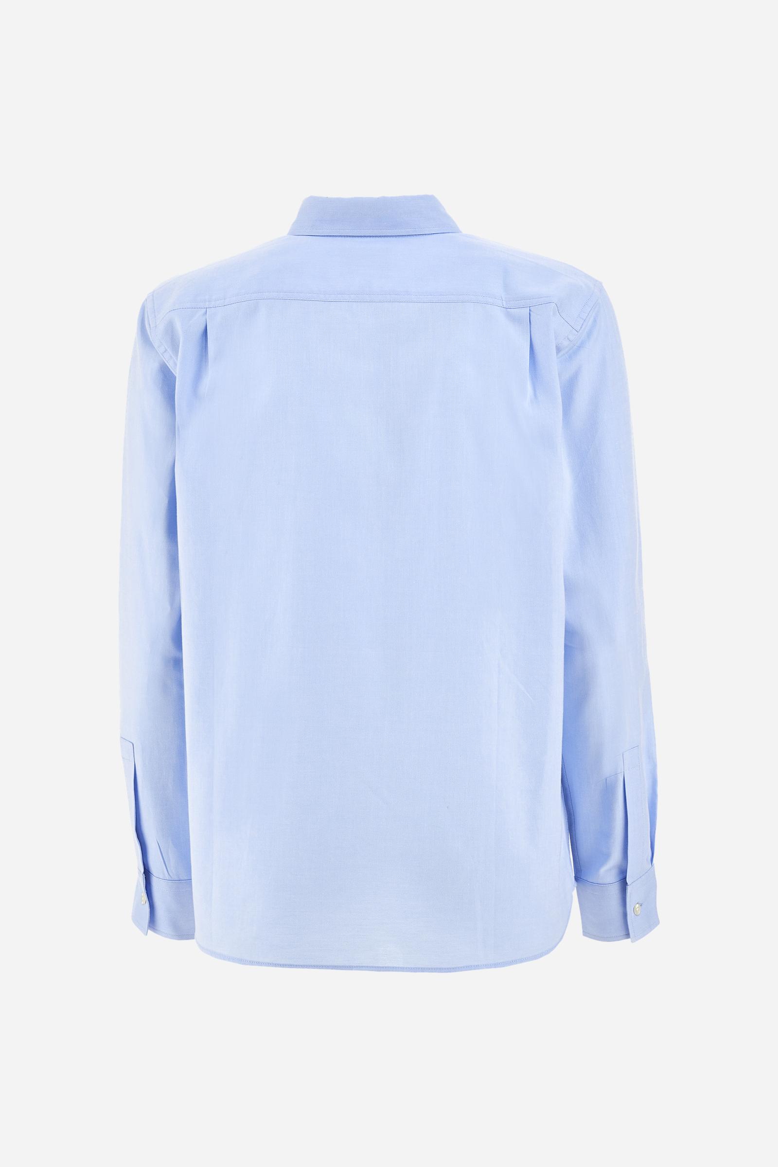 Women's long-sleeved solid colour shirt in Oxford cotton. Button-down collar. The logo is embroidered on the chest in contrasting thread. Regular fit. The model is wearing a size 2. - Cornflower blue