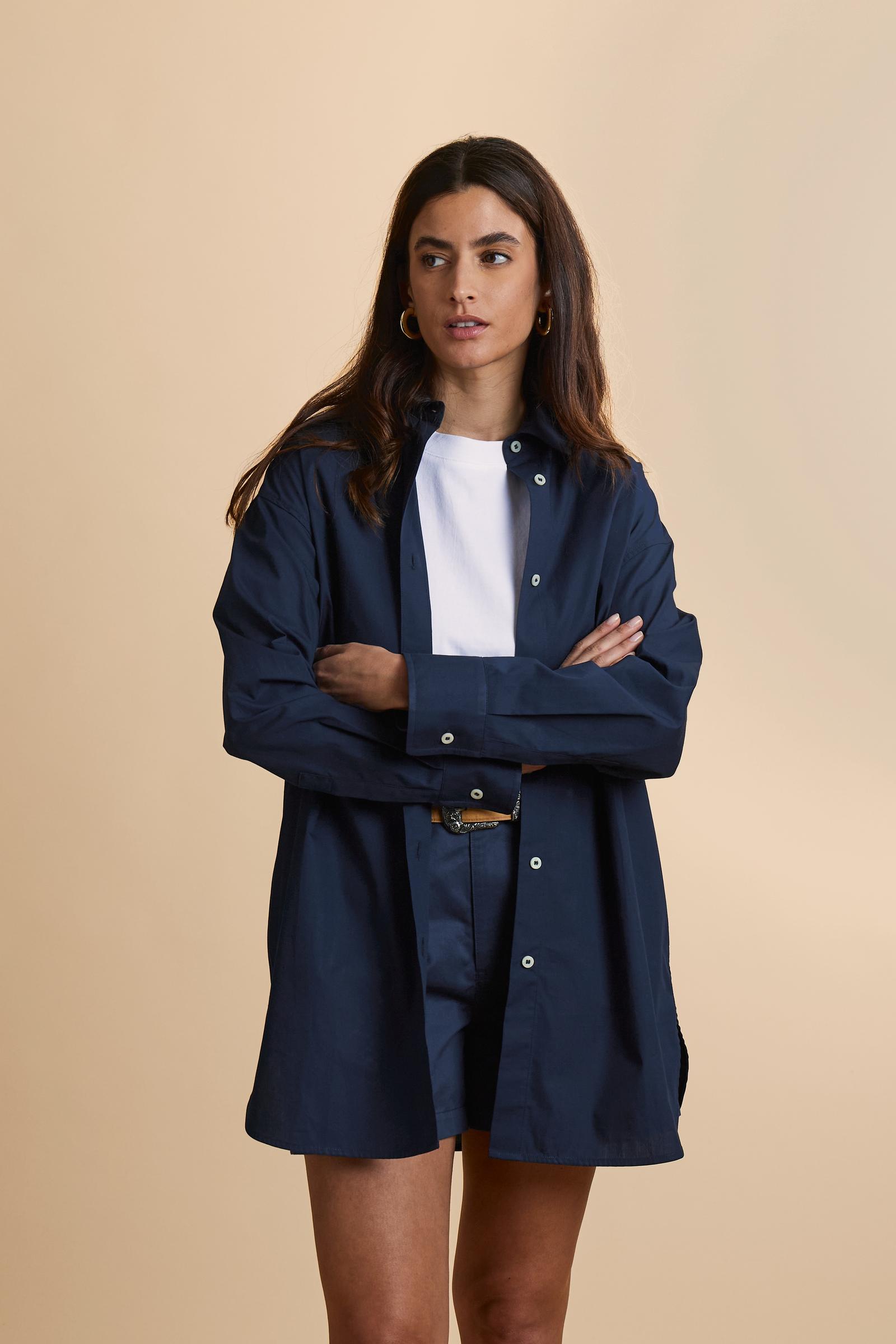 Women’s long-sleeve cotton poplin shirt with an oversized cut. Reinterprets a classic menswear style in a feminine key with maxi embroidered logo. - Navy