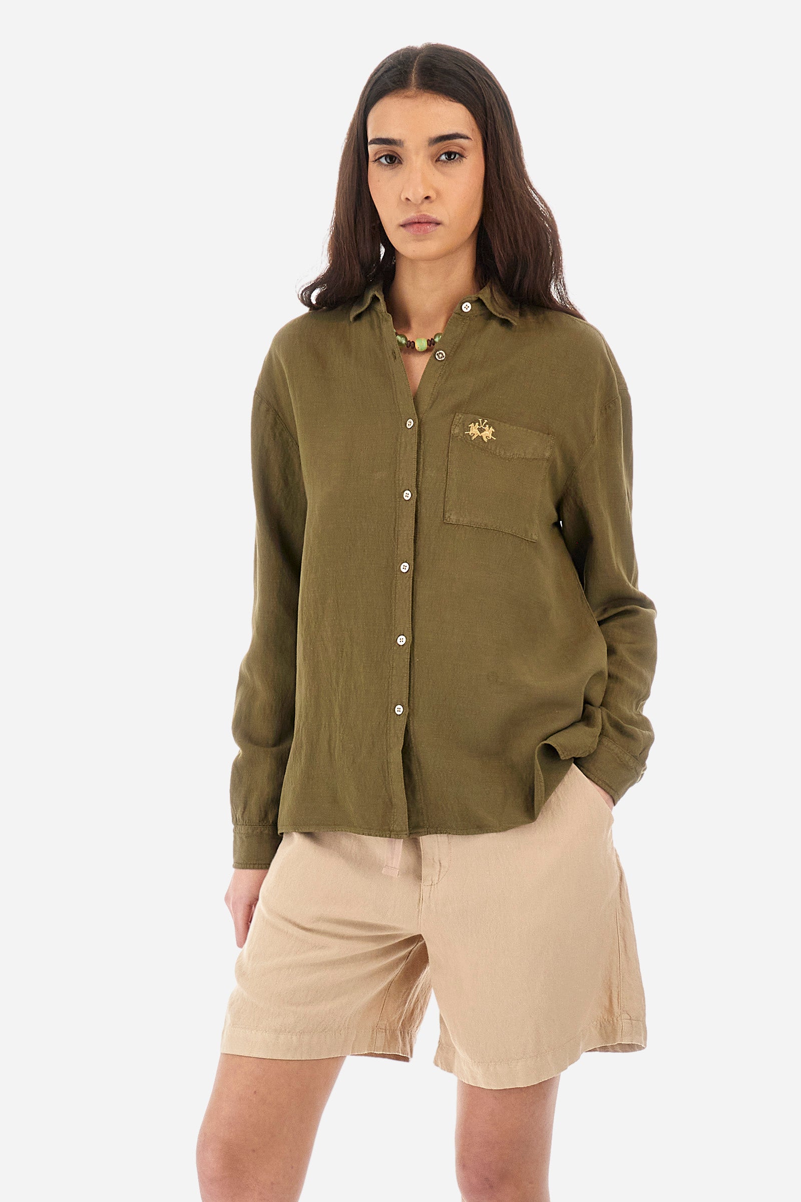 Long-sleeved women's shirt in a linen blend. French collar. With buttoned cuffs. Featuring darts on the back. Featuring a small embroidered logo on the front. The fit is regular. The model wears a size 2. - Military Olive