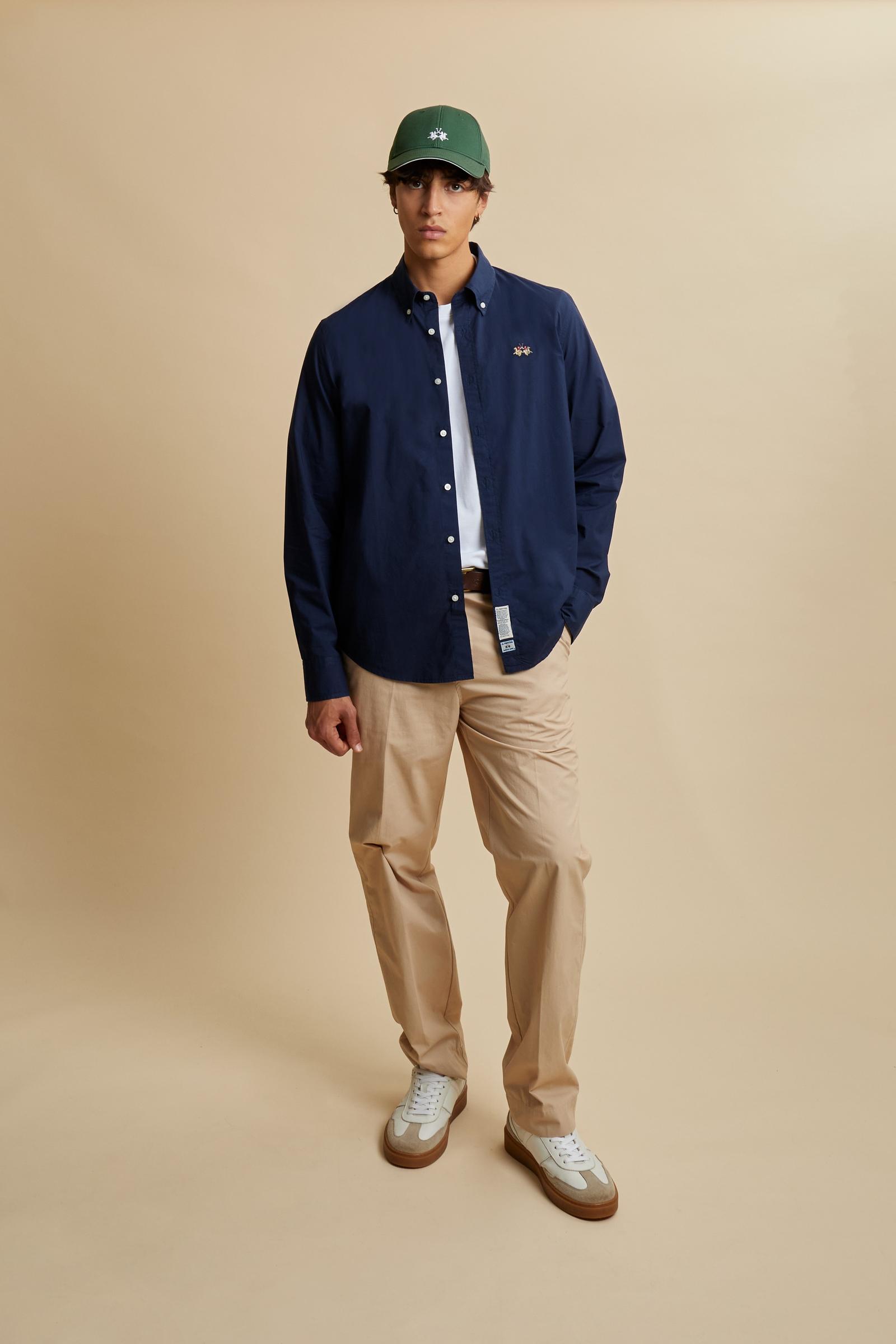 Men’s long-sleeve garment-dyed cotton poplin shirt. Regular fit with button-down collar and tricolor embroidered logo on the chest. - Navy