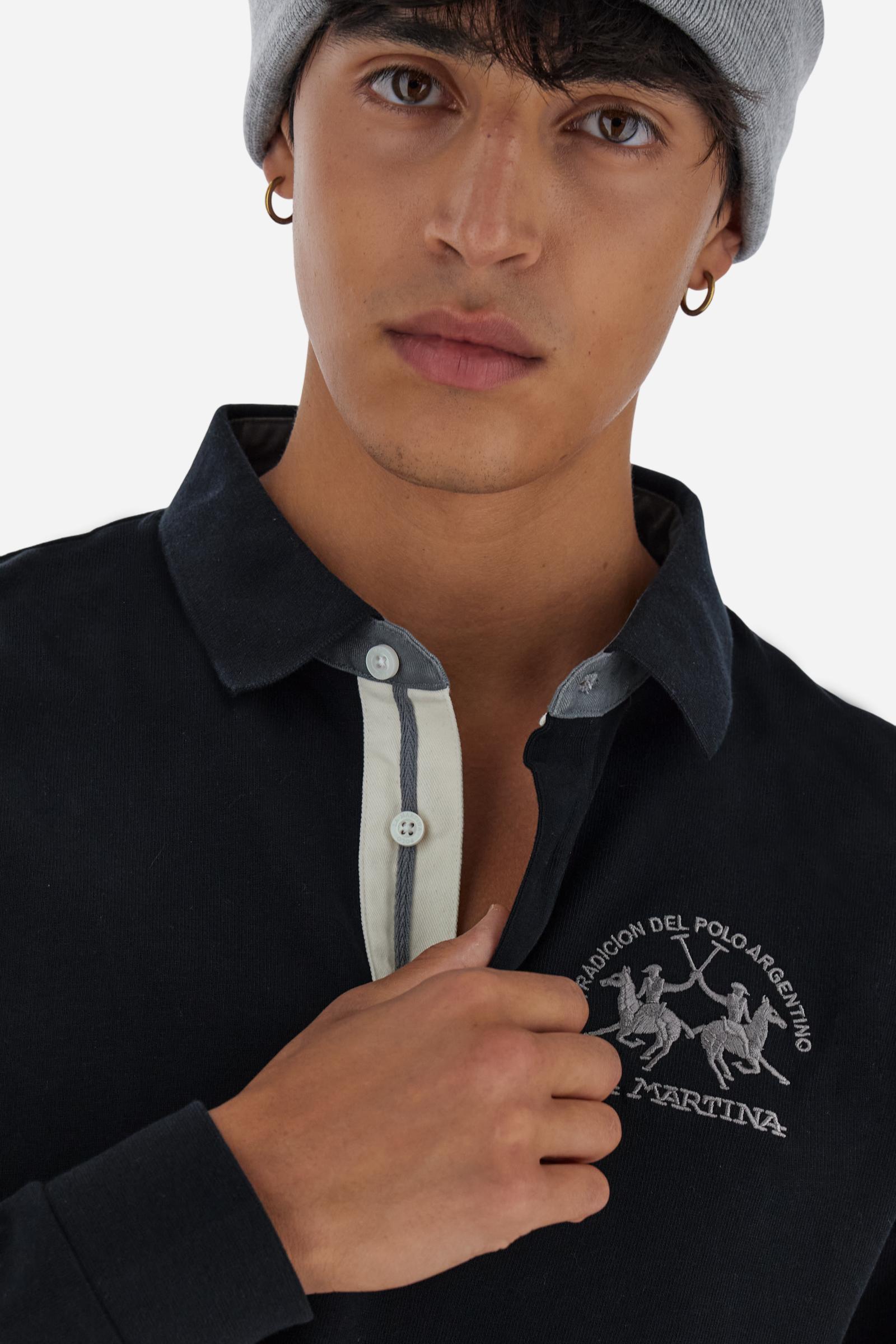 Classic men’s long-sleeve polo in soft-touch 100% cotton jersey. Contrast gabardine collar, three-button placket with multicolor striped tape. Iconic La Martina lettering printed in contrast under the collar. Small contrast logo embroidered on the chest. Regular fit for a balanced silhouette. Model wears size L. - Black