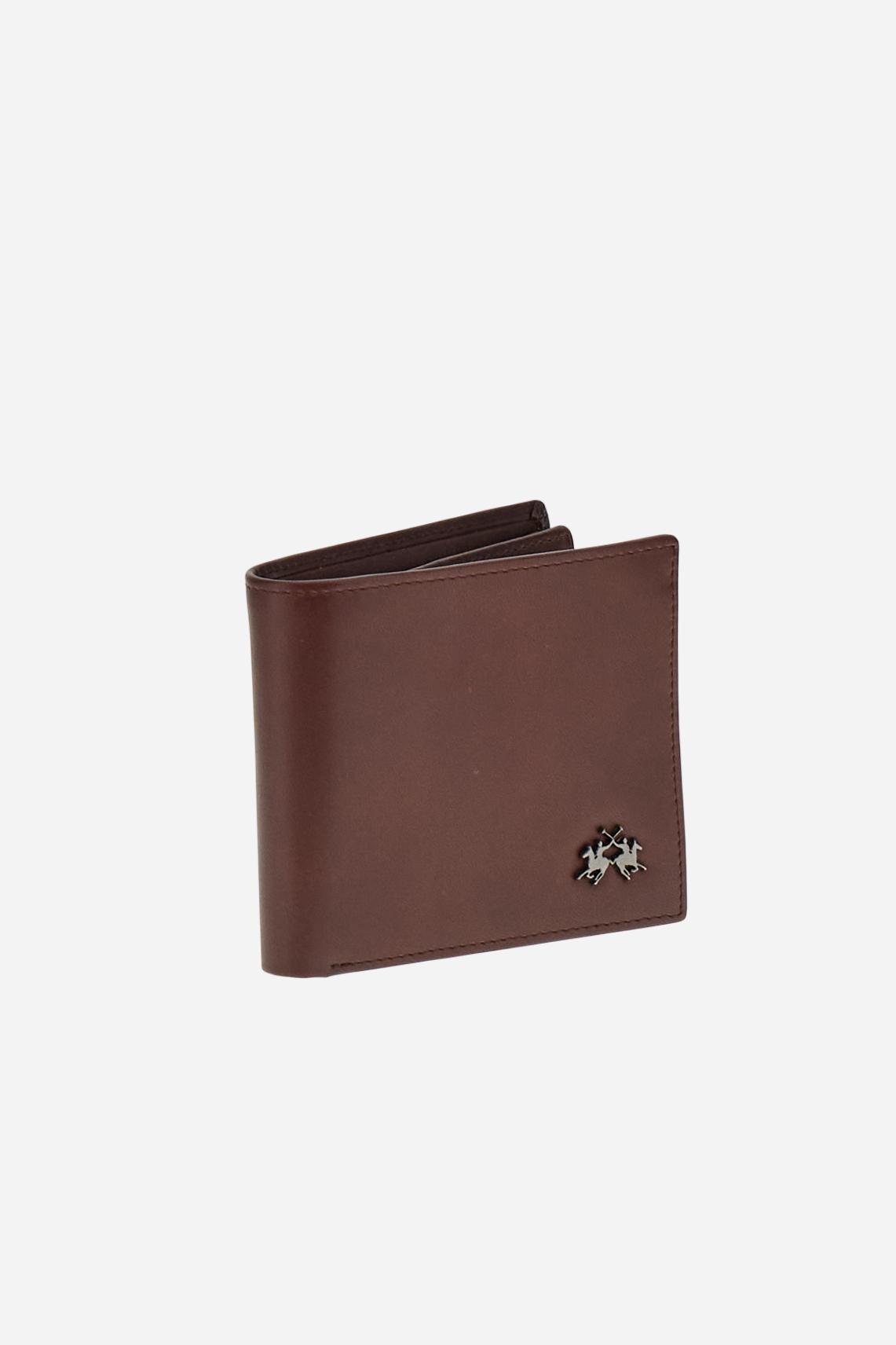 Men’s wallet in calfskin leather with coin pocket. Compact and practical, with metal logo on the front. - BROWN