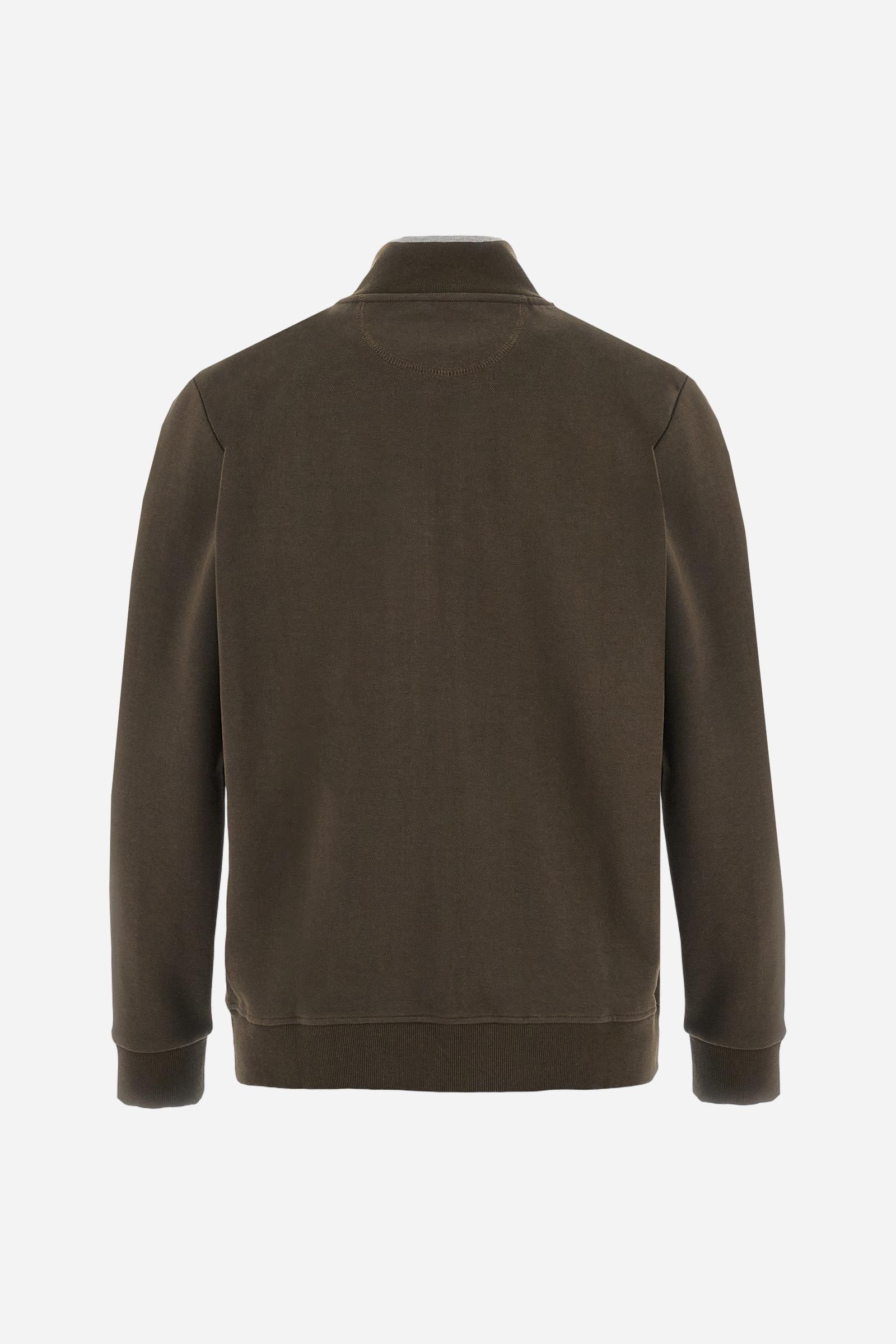 Men's long-sleeved, full-zip solid colour sweatshirt. Made of stretch cotton-blend piqué. Design with front opening fastened by a zip, high collar in two-tone ribbing. Solid colour ribbed cuffs and waistband. The small brand logo and Guards crest are embroidered in multi-coloured thread on the chest. On the right sleeve, there is another embroidery of a crest inspired by the British royal household. The regular fit silhouette is practical for everyday wear. The model is wearing a size L. - Java