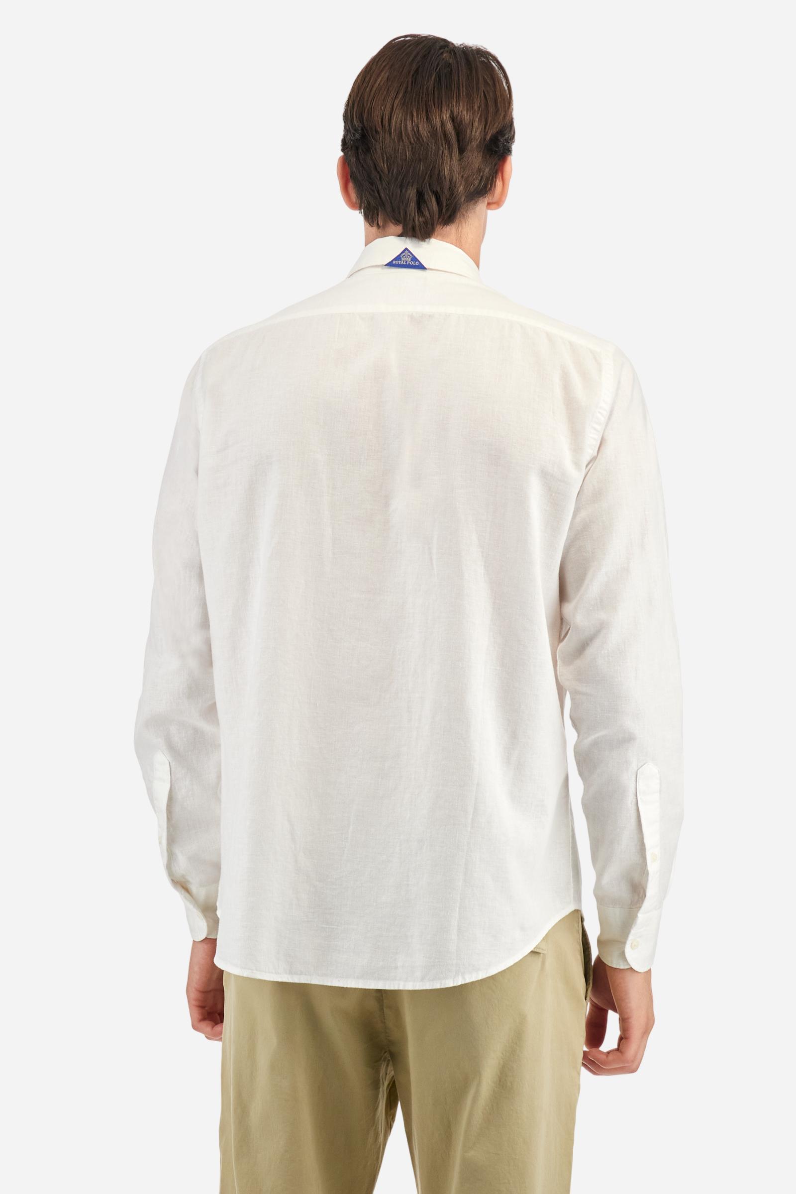 Men's long-sleeved single-colour shirt made of cotton and linen canvas. Button-down collar. Featuring details on the inside of the collar and opening in contrasting colour printed fabrics. The front graphics and logo are embroidered with contrasting colour threads. The fit is regular. The model is wearing a size L. - Optic White