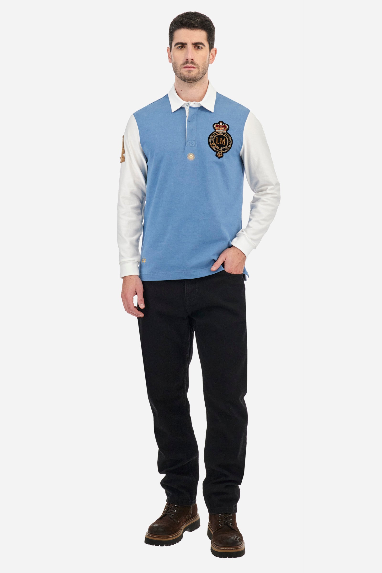 Men's two-tone long-sleeved polo in 100% cotton. Button fastening. Contrasting collar and sleeves. A patch depicting the number 4 is applied on one of the sleeves and on the back. The brand's initials are present on a patch sewn on the front. Regular fit. The model is wearing a size L. - Coronet Blue