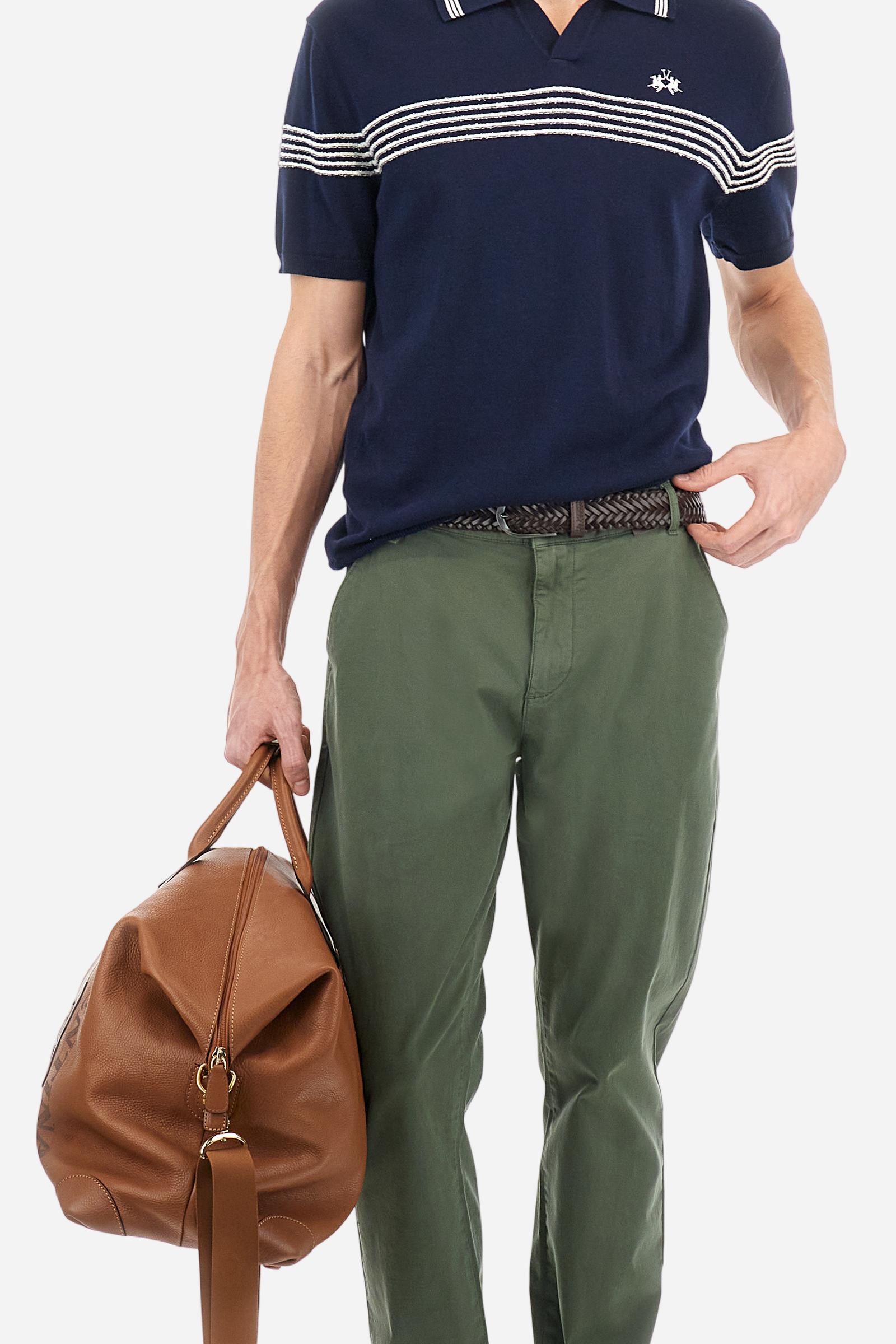 Single-colour men's chino trousers made of elasticated cotton twill. Zip fastening and faux horn button. Side slash pockets and folded waistband. On the back there are welt pockets with a flap and hidden button. The right front loop has a metal rivet with the flag of Argentina as an applied detail. Regular fit. The model is wearing a size 33. - Thyme