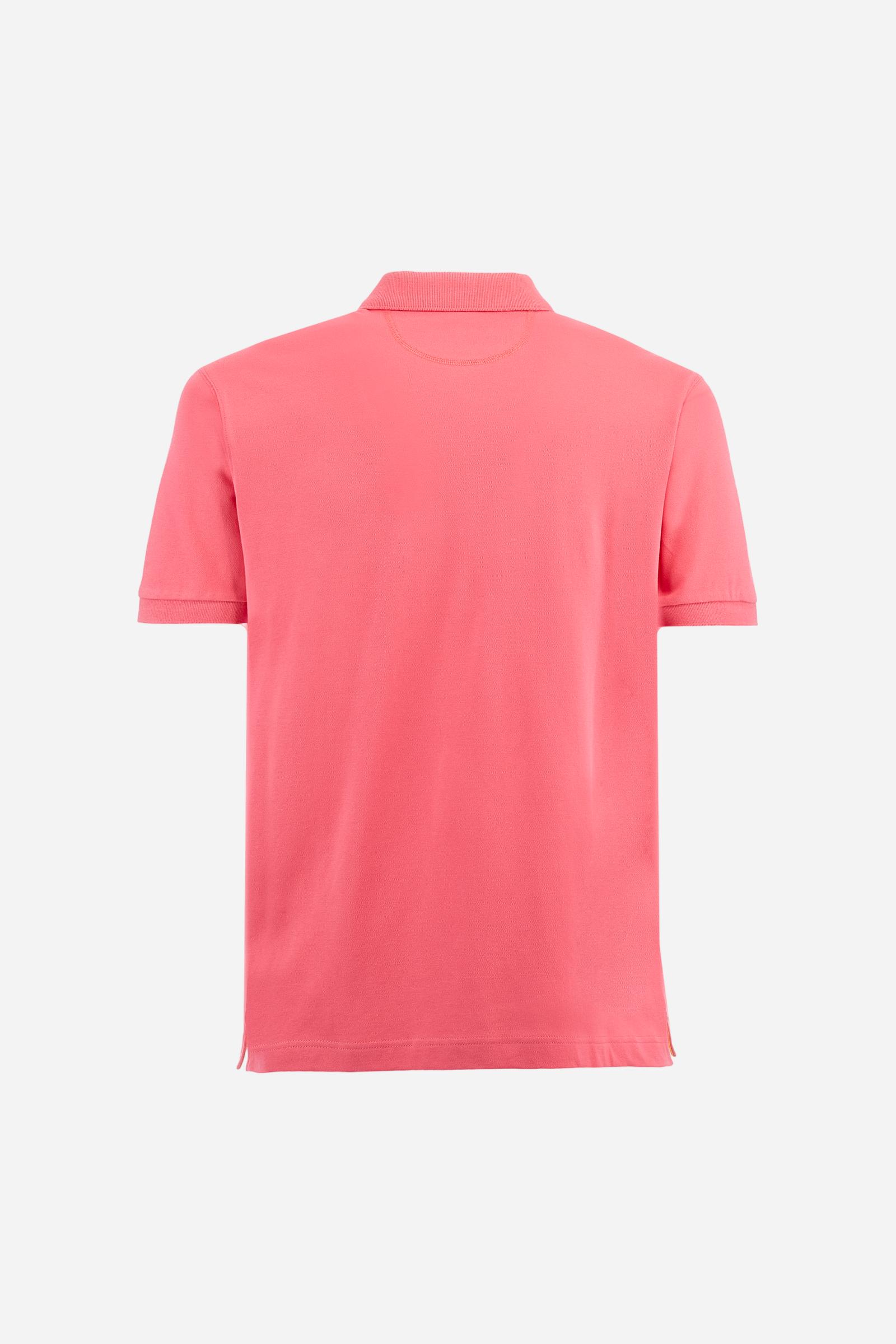 Short-sleeved, single-colour men's polo shirt made of stretch cotton piqué. Fastens with two buttons. Rib collar and cuffs in matching tone. The graphics and applications on the chest are made with mixed techniques, namely printing and embroidery. The logo is embroidered on the chest, left side. The fit is regular. The model is wearing a size L. - Honey Suckle