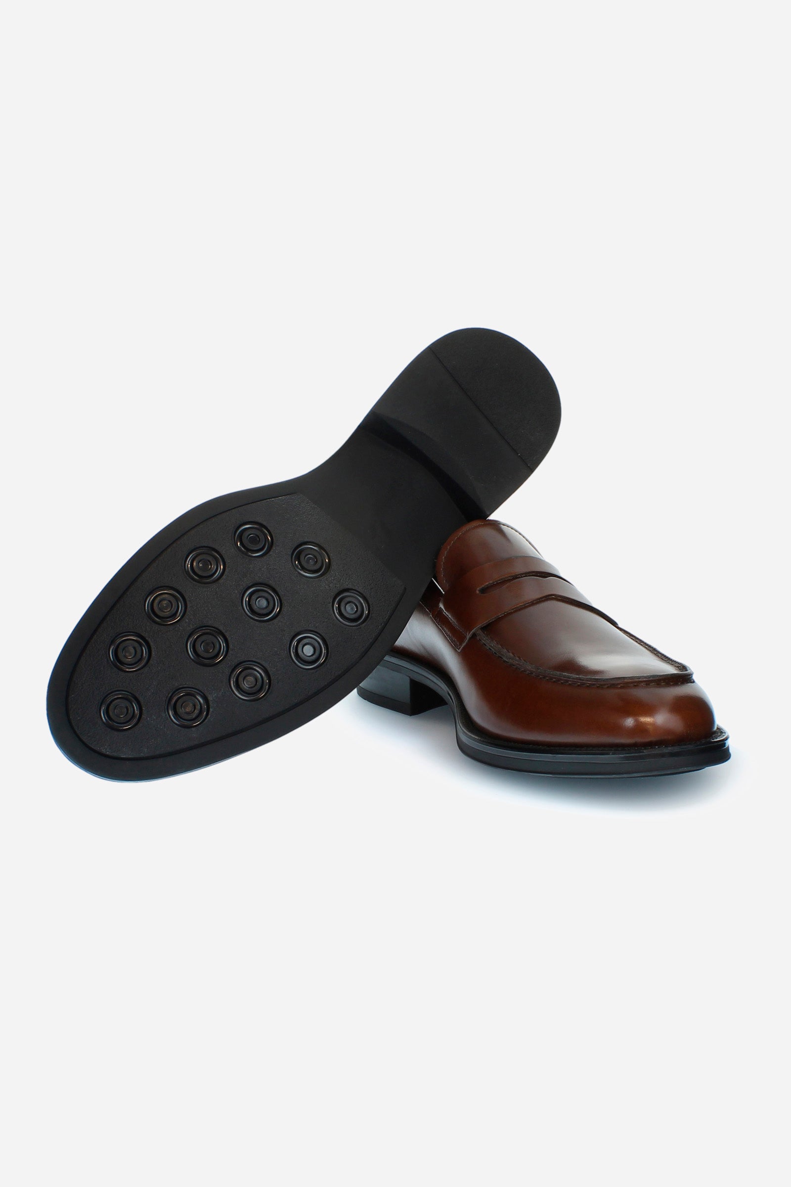 Classic and elegant men's college shoe made of single-coloured calfskin. The sole is made of black natural rubber, and the band on the template is in the same colour as the upper. The logo is printed in gold on the footbed. Perfect for adding a touch of class to a fresh and elegant look. - LEATHER