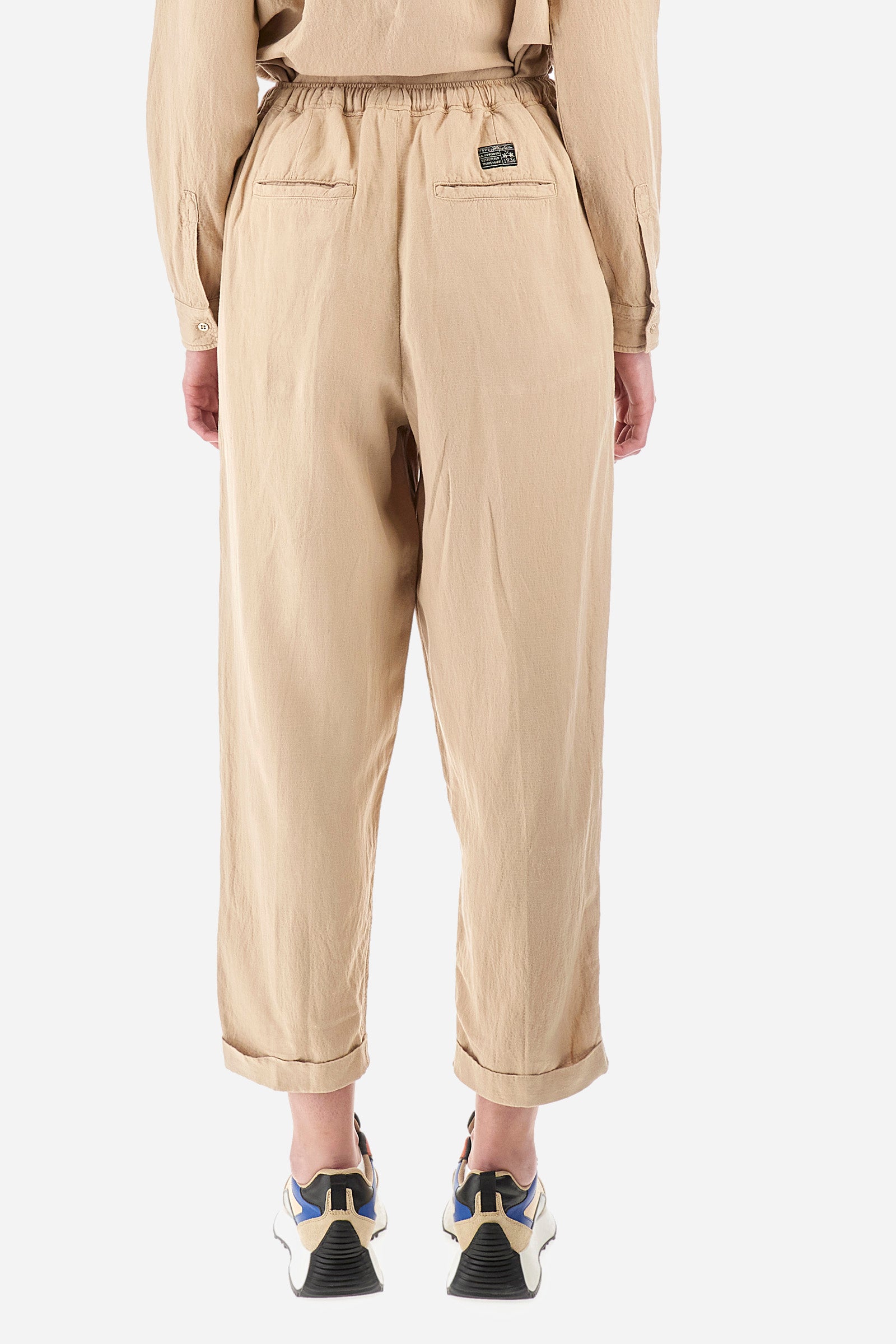 Women’s trousers in solid color, made of oxford fabric. Drawstring waist along with laces to comfortably adjust the closure. Two front pockets and two back welt pockets. The logo is applied on the back and on a metal plate sewn into the front. The fit is regular. The model wears a size 2. - Tidal Foam