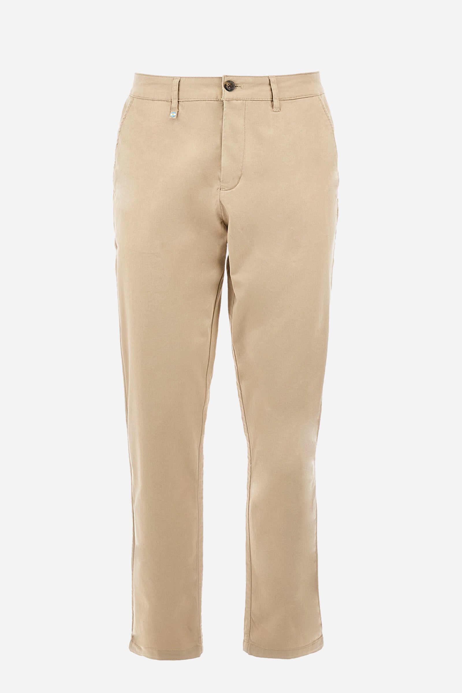 Men's single-colour chinos in elasticated cotton. With belt loops, zip and button fastening. There are two open front pockets and two closed back pockets. The logo is embroidered on the back. The fit is regular. The model wears a size 33. - Tidal Foam