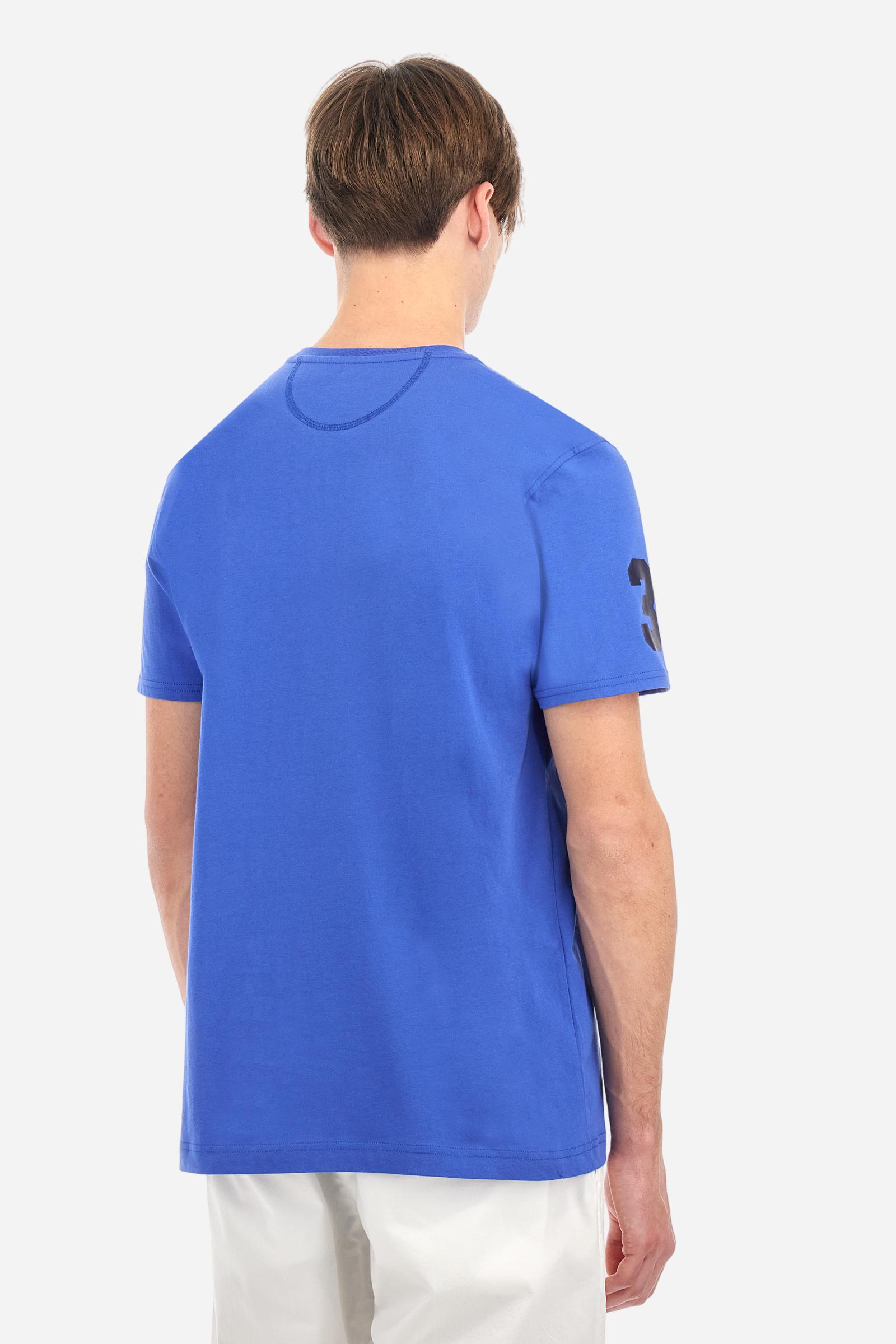 Men's single-colour crew-neck T-shirt with short sleeves, made of 100% cotton. The front features a printed logo and the lettering La Martina Polo. The number 3 is printed on one of the sleeves. Regular fit. The model is wearing a size L. - Dazzling Blue