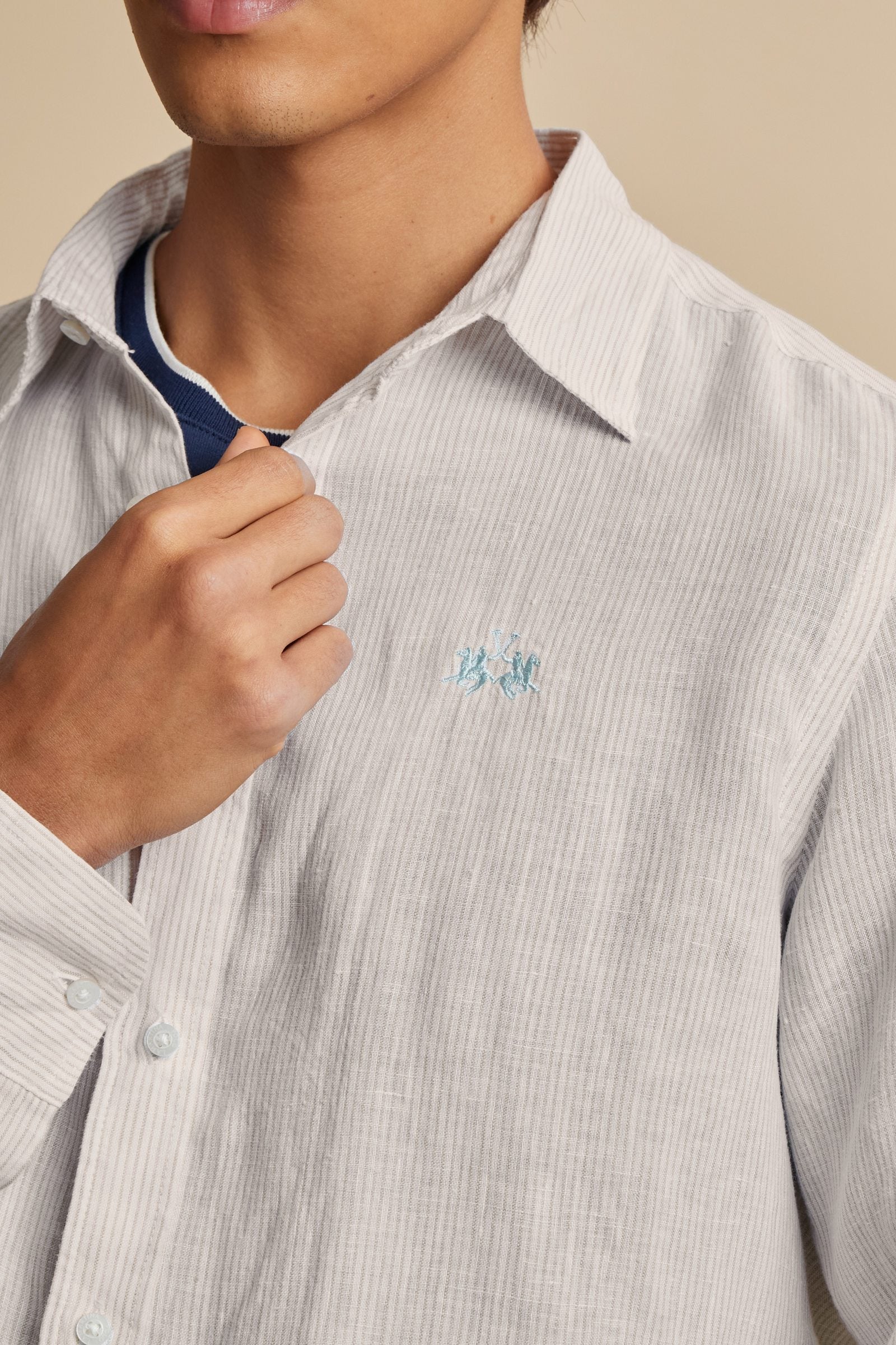 Shirt in 100% linen with vertical micro stripes and natural slub texture. Regular fit that follows the body. Embroidered logo on the chest and signature details on the placket. - Optic Wh/Moonstruck