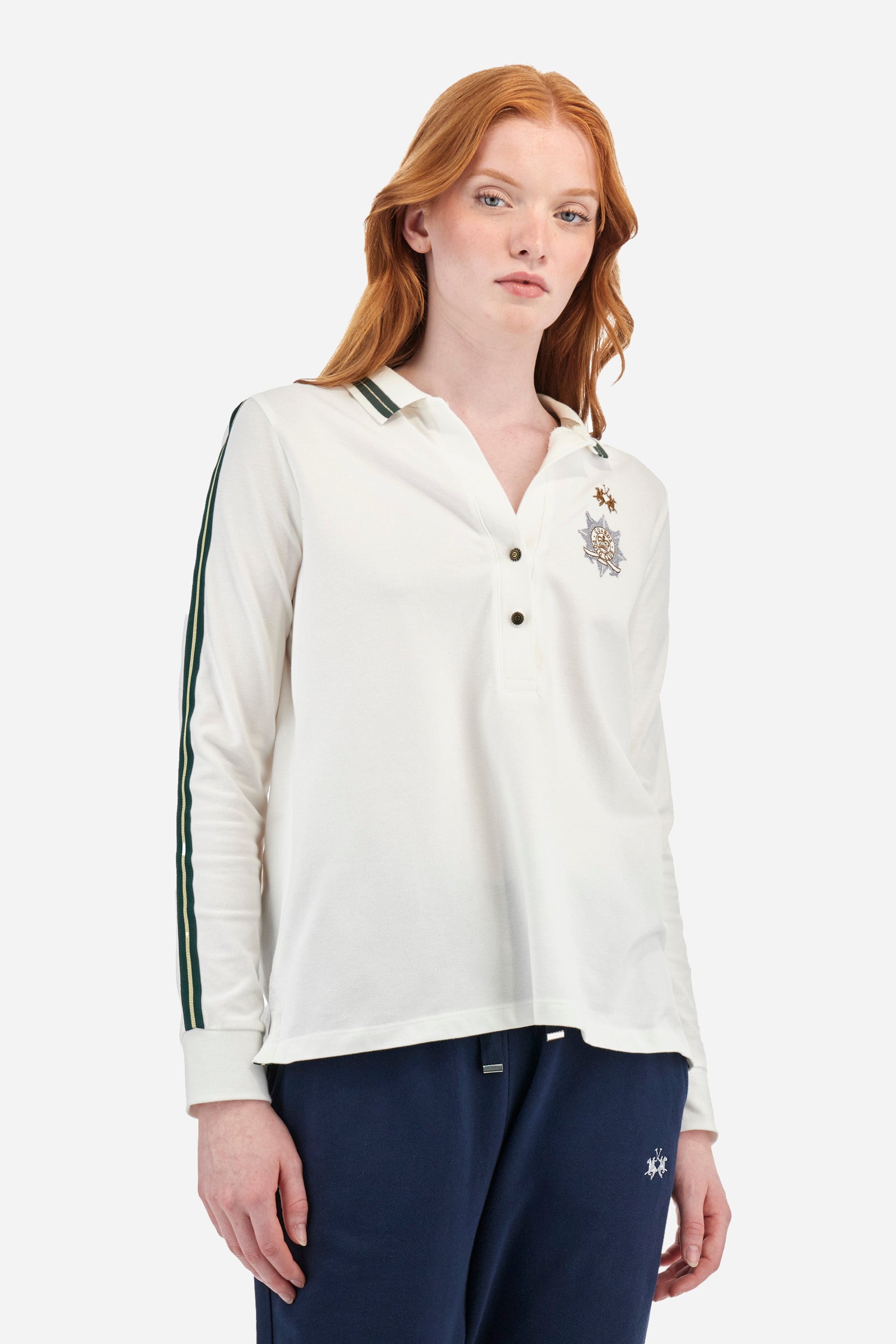 Women's long-sleeved Guards polo shirt, made from plain stretch cotton. V-neckline and two-button fastening. The collar and sleeves are finished with contrasting stripes. The logo and symbol of the capsule collection are embroidered on the front. Regular fit. The model is wearing a size 2. - Off White