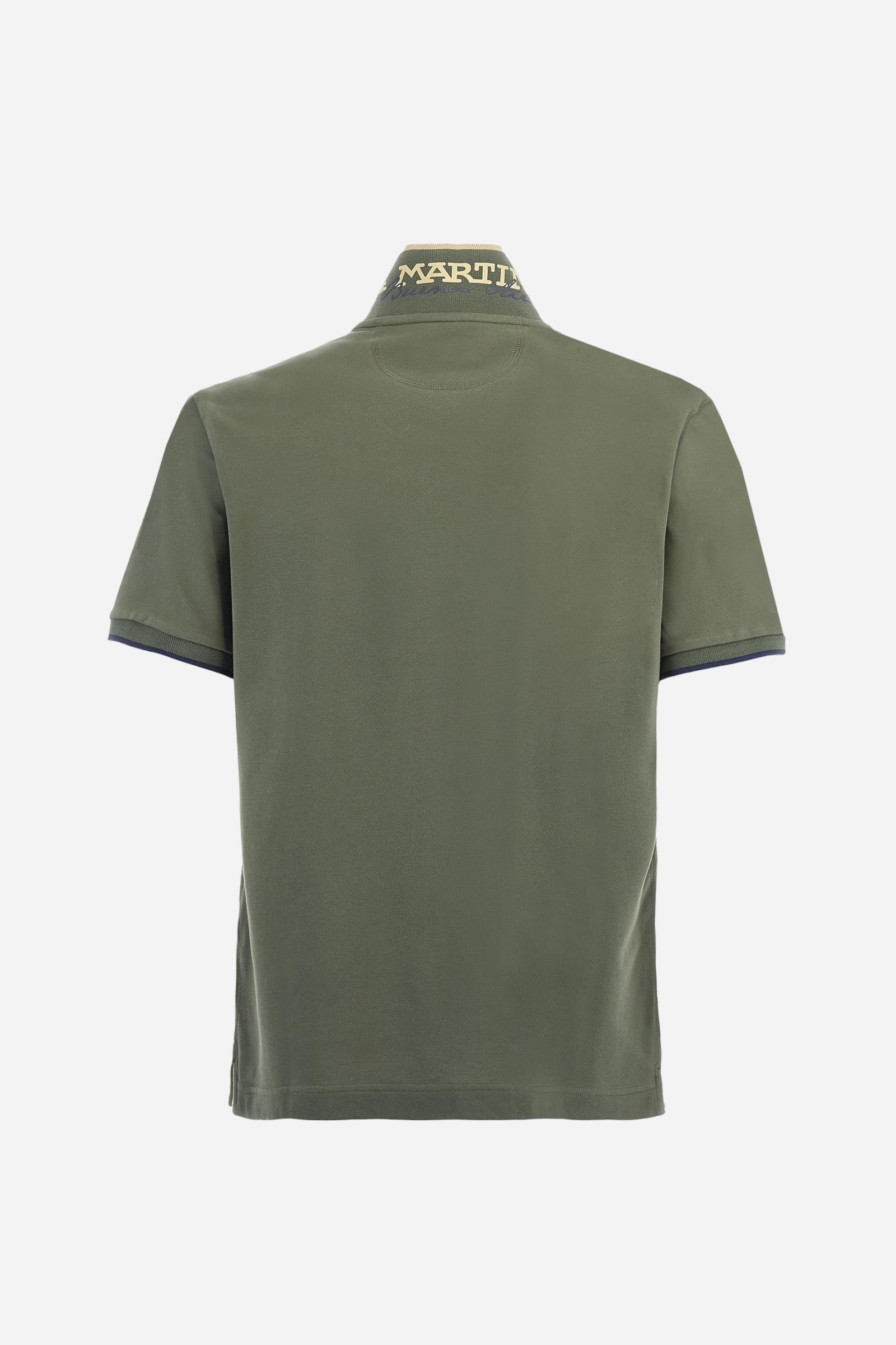 Short-sleeved, single-colour men's polo shirt made of stretch cotton piqué. Fastens with two buttons. The collar and cuffs are ribbed, and there is a colour-contrasting trim at the bottom of the collar. Inside the collar there is a grosgrain ribbon of a different shade. The logo is embroidered on the chest in a contrasting colour. The fit is slim. The model is wearing a size L. - Thyme
