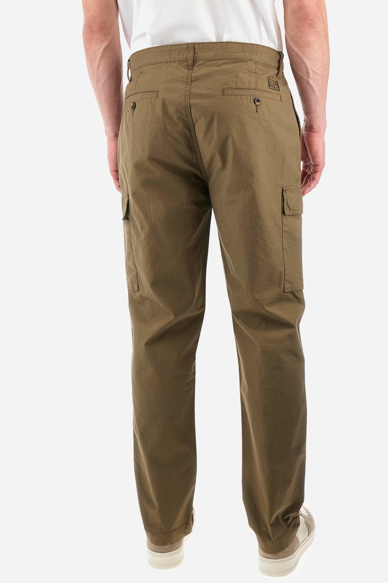 Men's single-colour cargo trousers in 100% cotton. With belt loops, zip and button fastening. There are two open pockets on the front, two cargo pockets with press stud fastening and two additional pockets on the back with buttonhole and classic button fastening. There is a logo with a patch sewn onto the reverse. The fit is regular. The model wears a size 33. - Military Olive