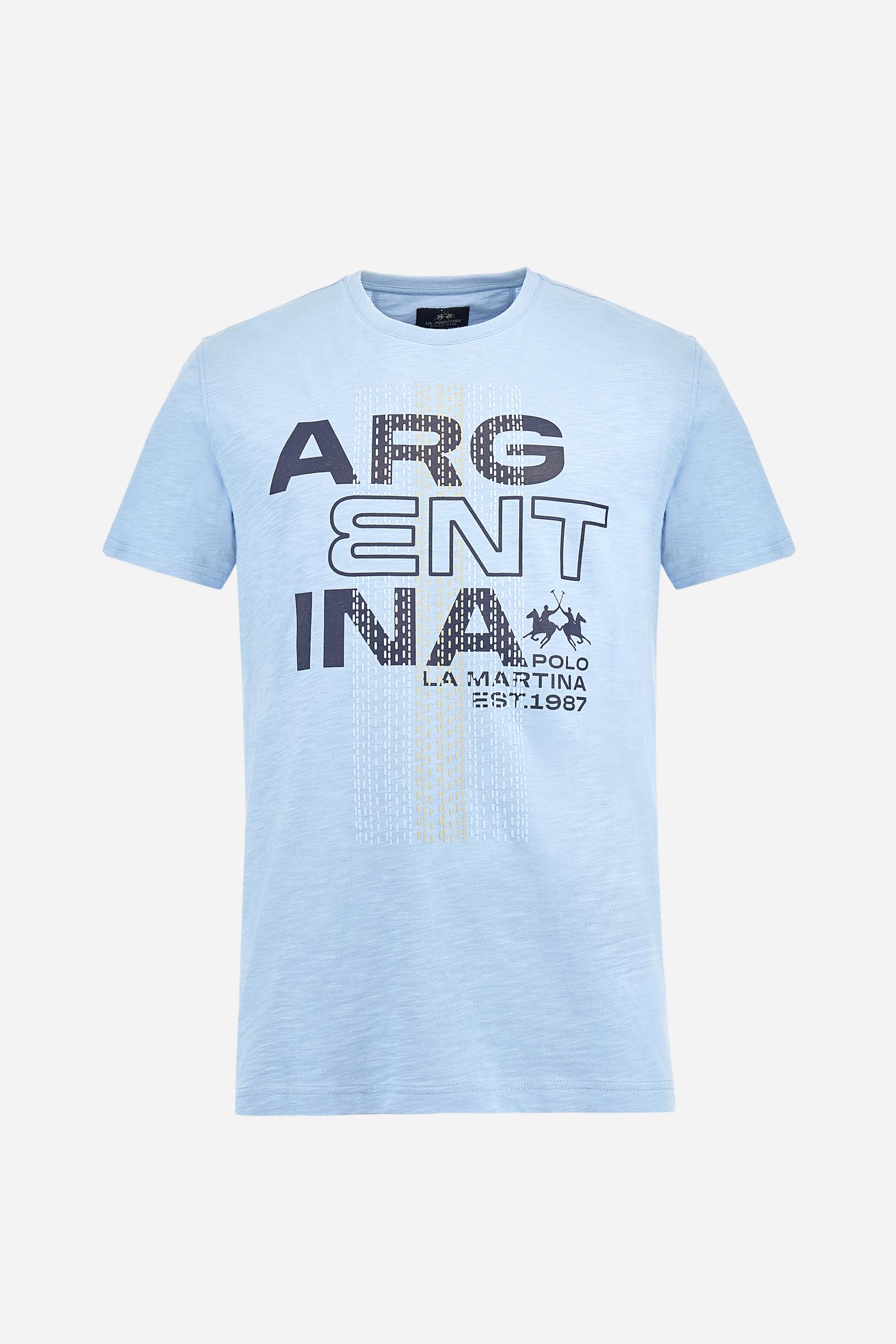 Men's T-shirt with plain sleeves, made of slub jersey. Ribbed crew neck. The graphic on the chest is a multicoloured rubberised print. The dotted effect is also a slightly raised embroidery effect print. The logo is printed on the front. Regular fit. The model is wearing a size L. - Vista Blue