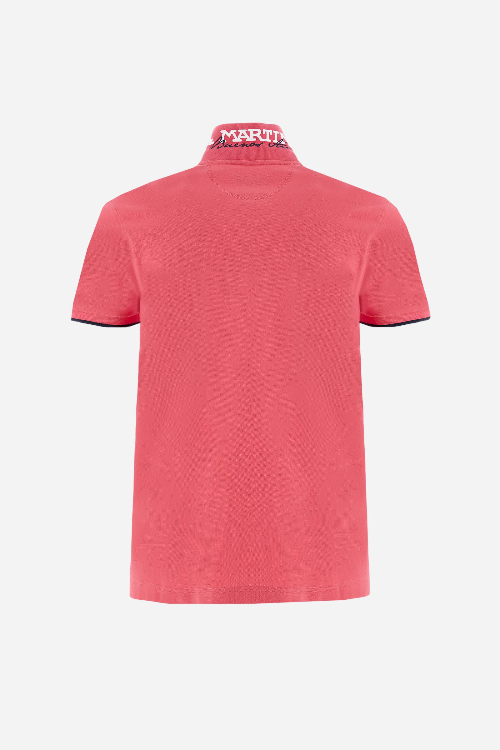 Short-sleeved, single-colour men's polo shirt made of stretch cotton piqué. Fastens with two buttons. The collar and cuffs are ribbed, and there is a colour-contrasting trim at the bottom of the collar. Inside the collar there is a grosgrain ribbon of a different shade. The logo is embroidered on the chest in a contrasting colour. The fit is slim. The model is wearing a size L. - Honey Suckle