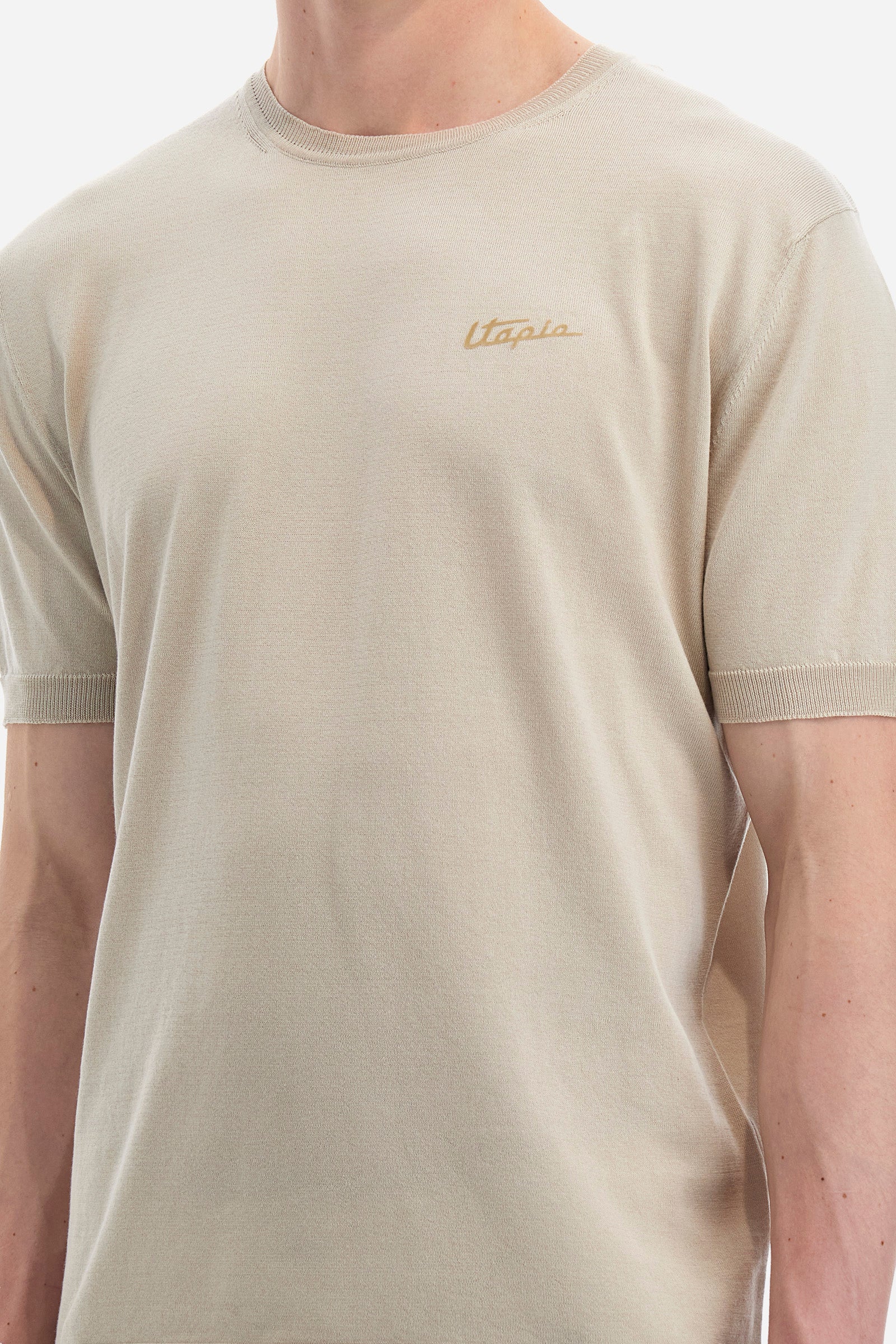 Men’s short-sleeved solid color knitted t-shirt. In collaboration with Pagani, made of cotton yarn. Collar, armholes and ribbed hem. The logo, the writing "La Martina" and "Pagani" are present on the patch applied on the back, representative of the collaboration. Fit is regular. The model wears a size L. - Rainy Day