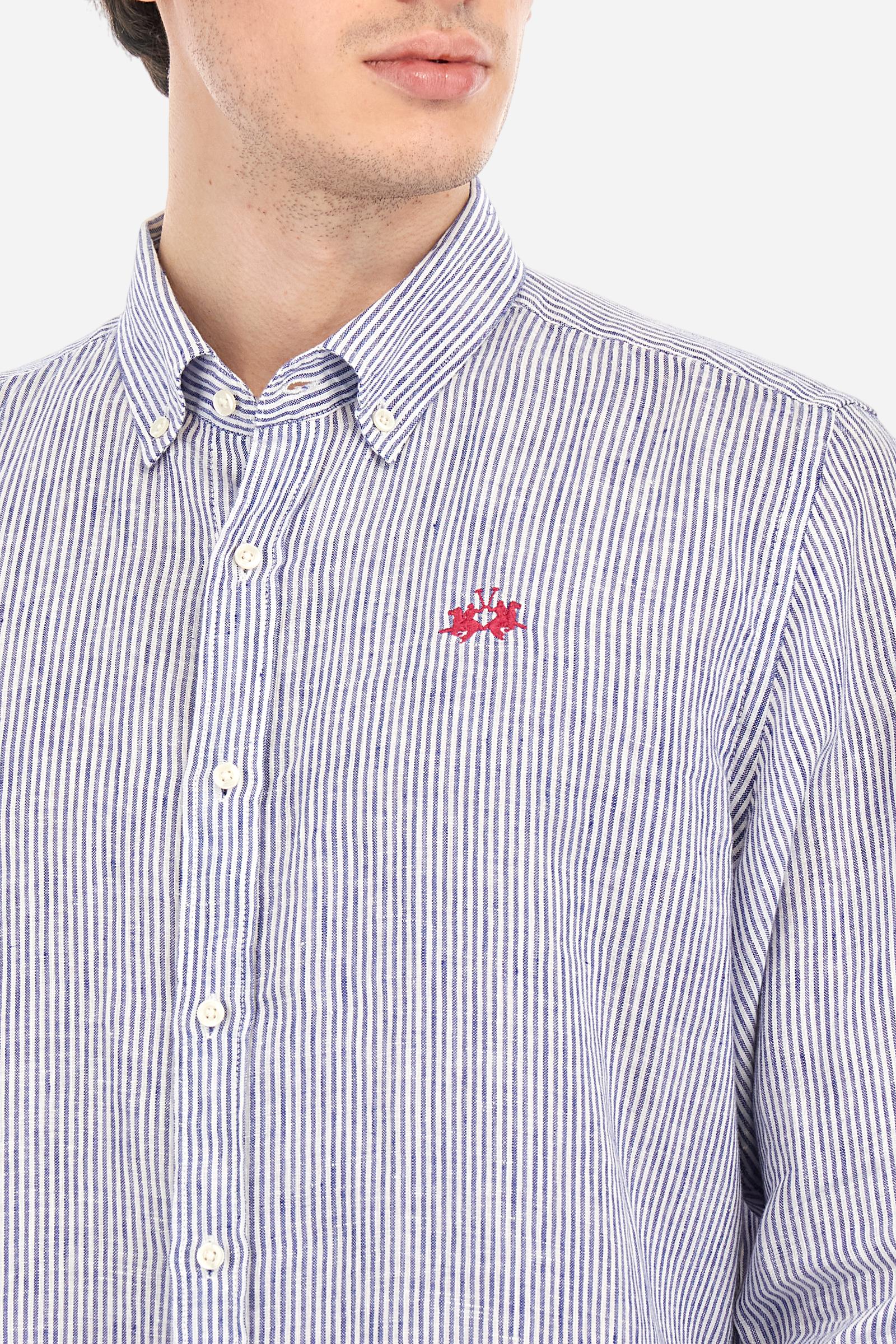 Men's long-sleeved striped shirt made of dual-tone 100% linen. Button-down collar. The logo is embroidered in a contrasting colour on the left side of the chest. Regular fit. The model is wearing a size L. - Optic White/Limoges