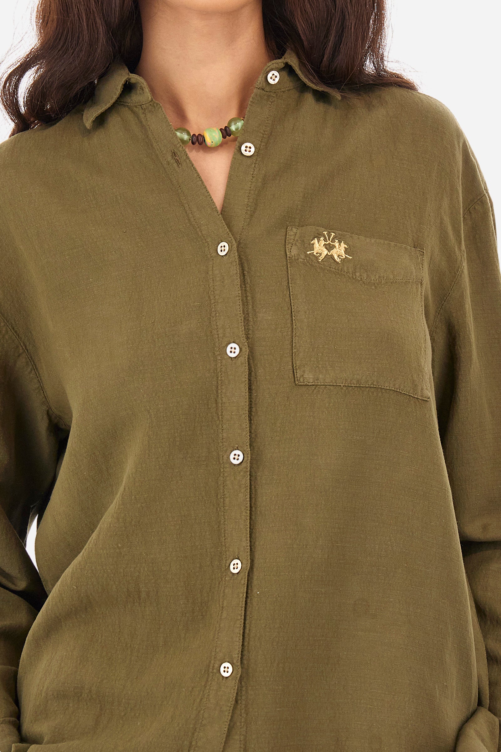 Long-sleeved women's shirt in a linen blend. French collar. With buttoned cuffs. Featuring darts on the back. Featuring a small embroidered logo on the front. The fit is regular. The model wears a size 2. - Military Olive