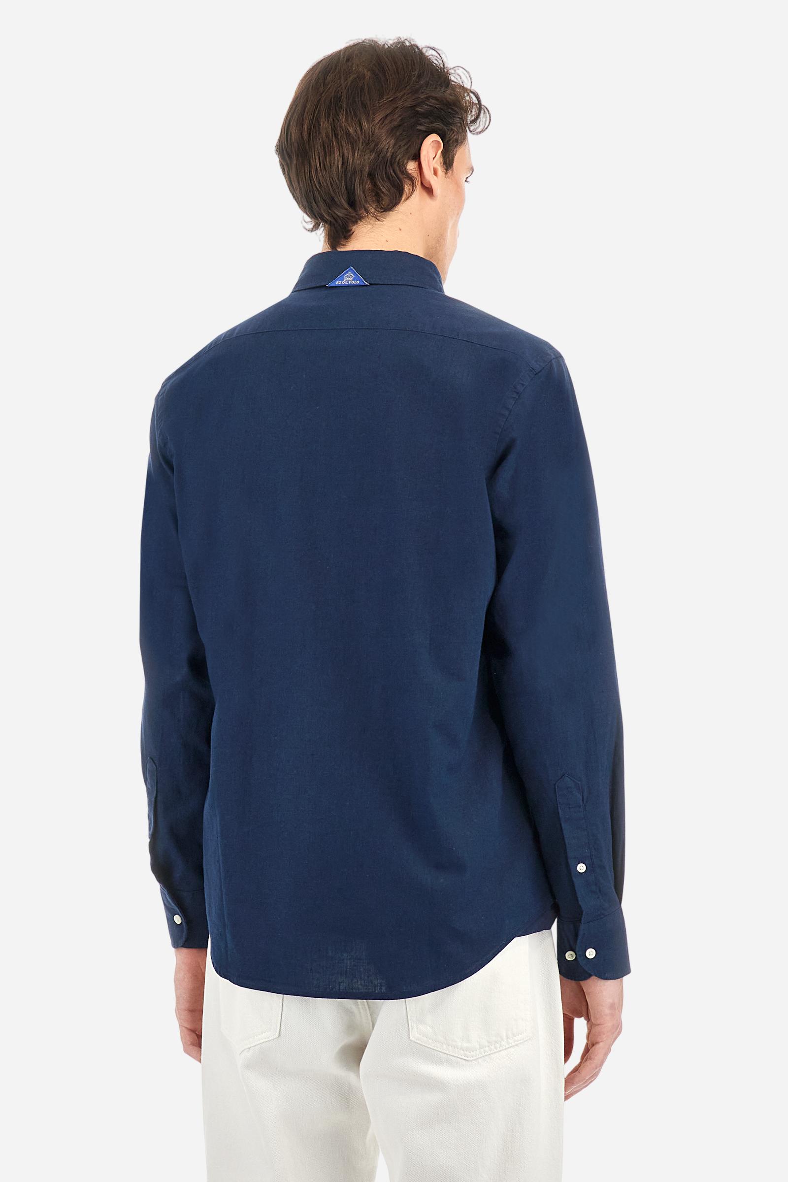 Men's long-sleeved single-colour shirt made of cotton and linen canvas. Button-down collar. Featuring details on the inside of the collar and opening in contrasting colour printed fabrics. The front graphics and logo are embroidered with contrasting colour threads. The fit is regular. The model is wearing a size L. - Navy
