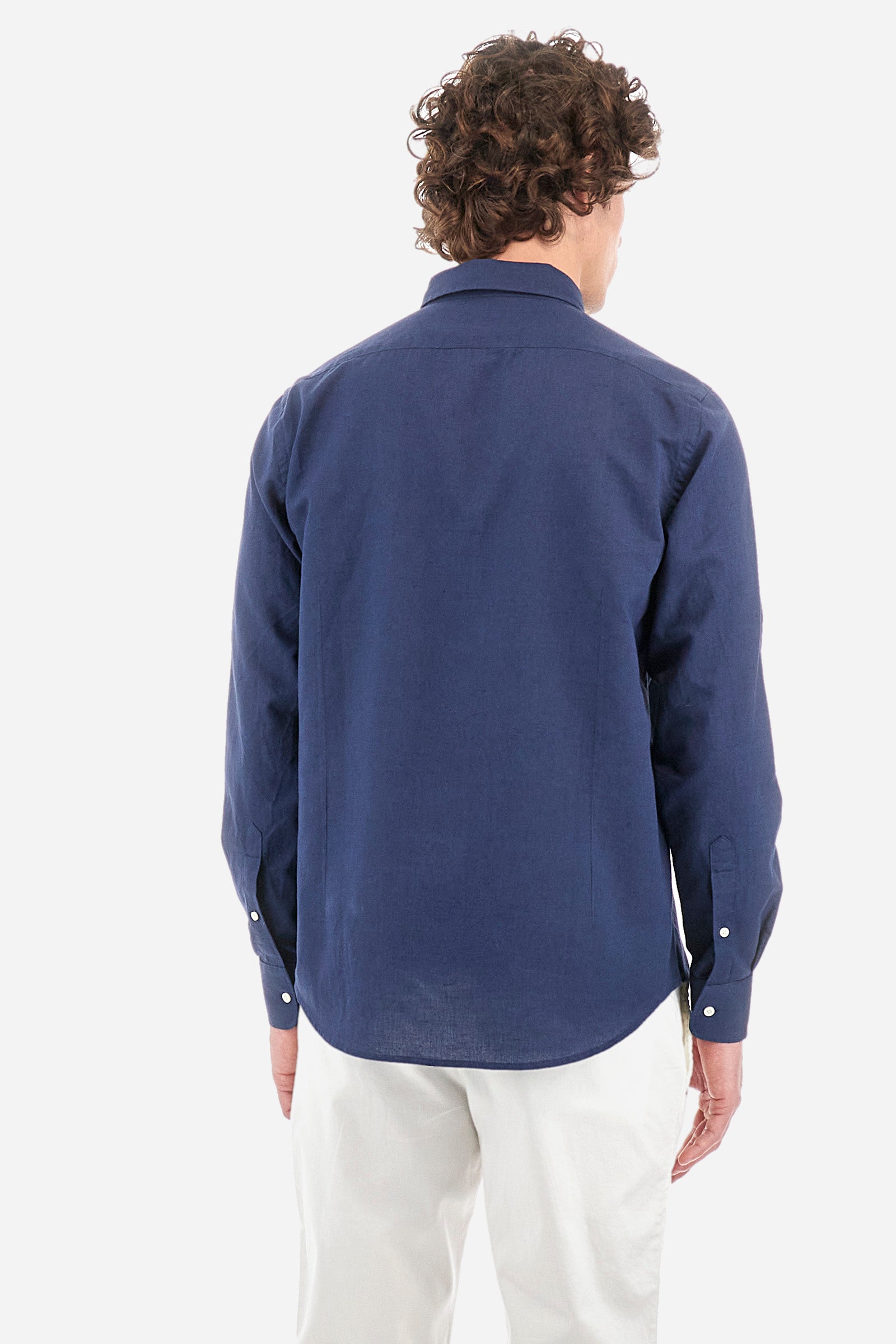 Men's single-colour long-sleeved shirt in 70% cotton and 30% linen. Button-down collar. With buttoned cuffs. Featuring a small embroidered logo on the front. Regular fit. The model wears a size L. - Navy