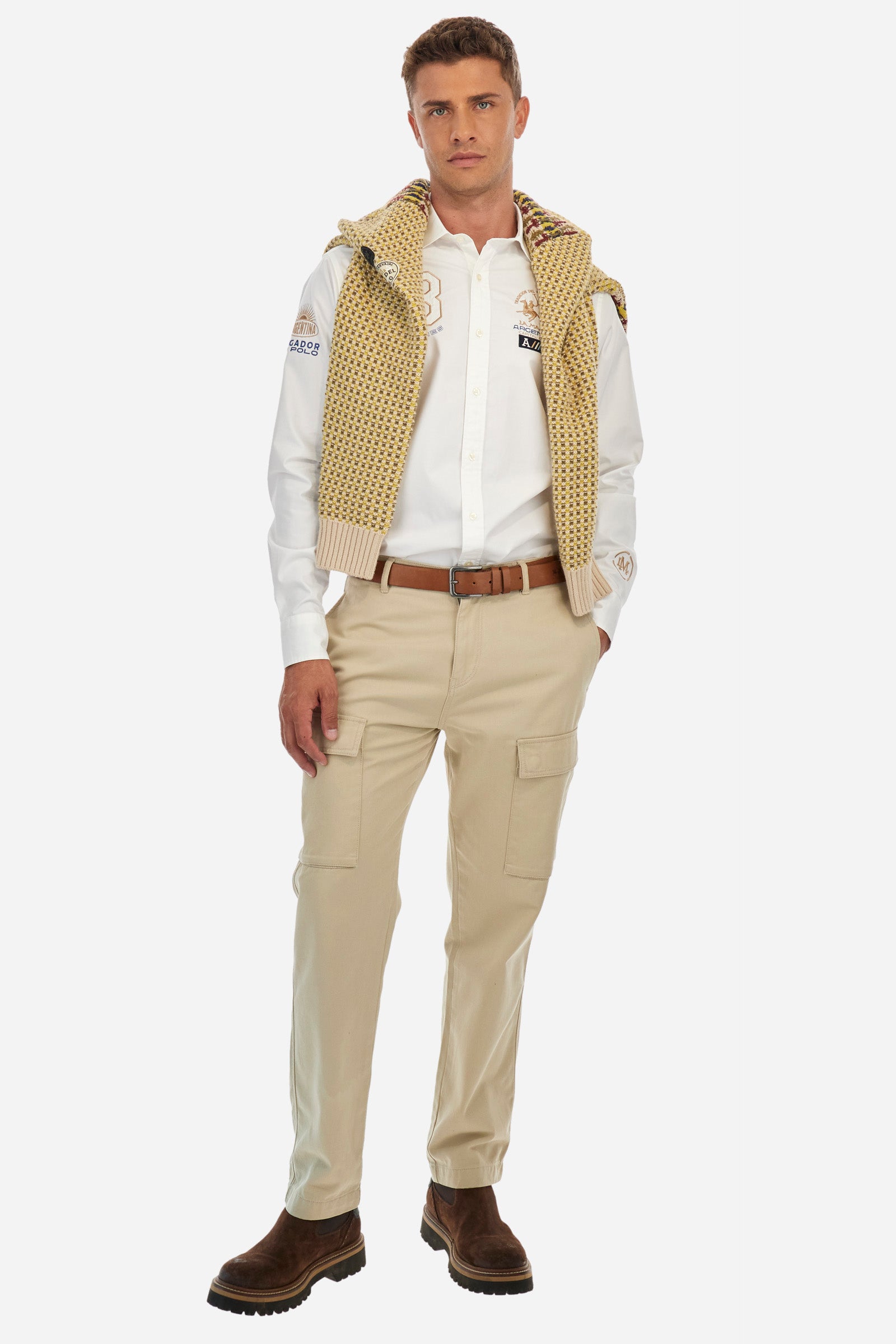 Men's plain cargo trousers, made from 100% cotton. Complete with belt loops and a zip fly and button. In addition to the two cargo pockets, they feature two front pockets and two back pockets with buttons. Regular fit. The model is wearing a size 33. - Tidal Foam