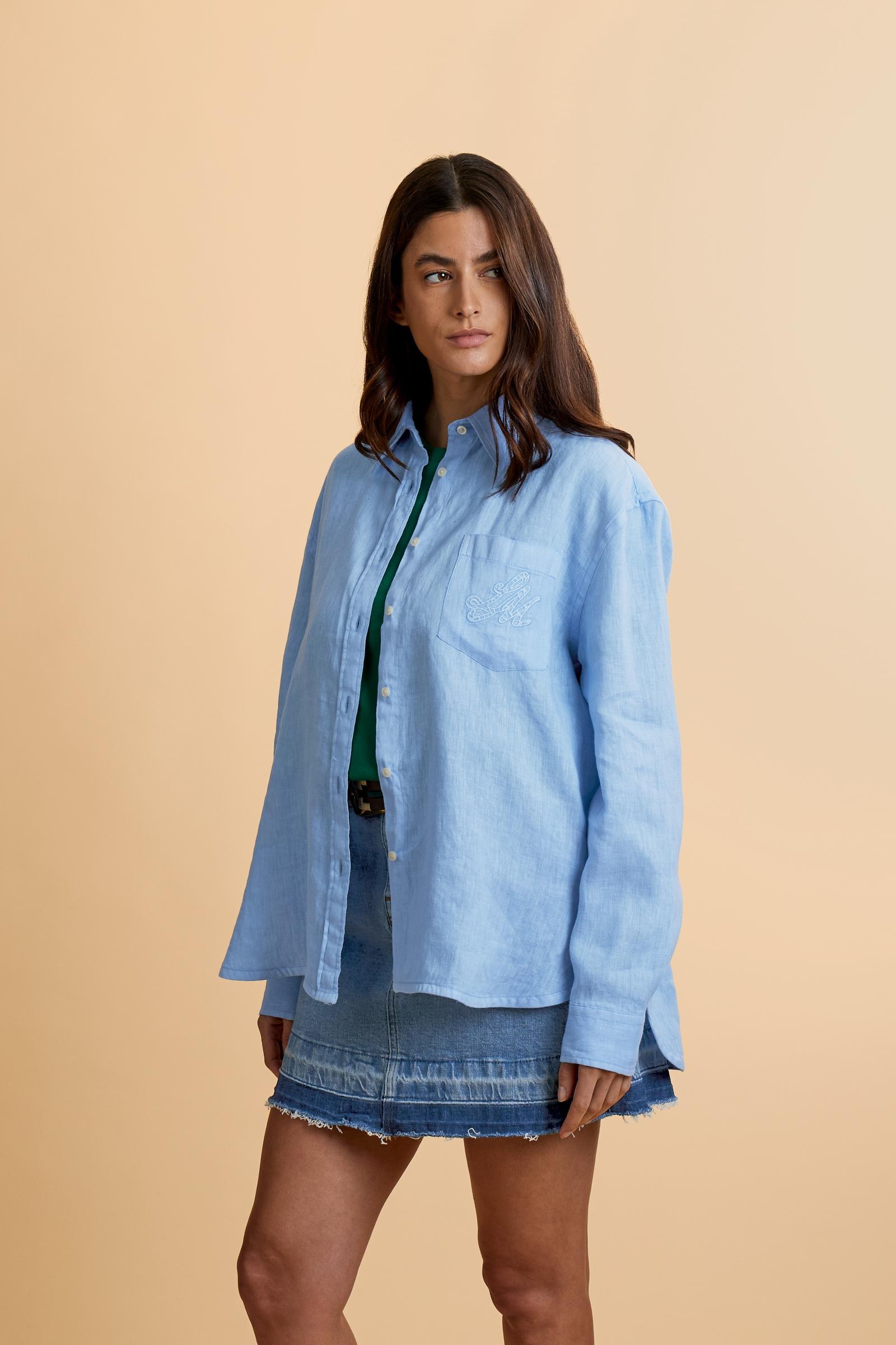 Women’s long-sleeve shirt in garment-dyed 100% linen. Regular fit with rounded back hem, classic collar and custom buttons. Chest patch pocket with tone-on-tone embroidered LM monogram and large tone-on-tone logo under the back collar. The model wears size 2. - Riviera
