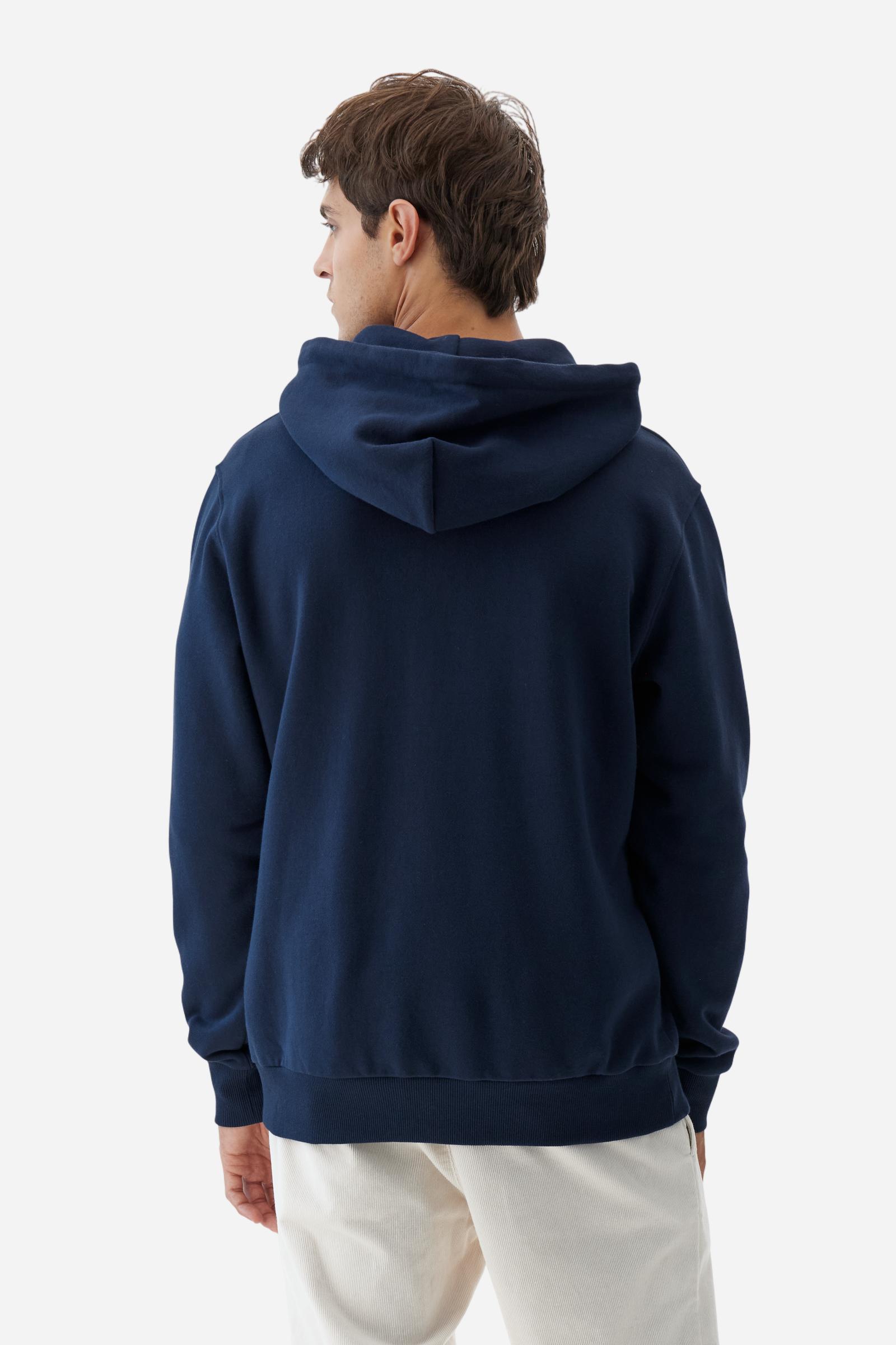 Men's long-sleeved hoodie in solid colour, made from soft 100% cotton fleece with a velvety touch. The model features a customised front zip and an adjustable hood with drawstring. Hem and cuffs in tone-on-tone rib. Iconic brand graphics stand out on the chest, embroidered with numbers and lettering. Regular fit ensuring comfort and freedom of movement. Model wears size L. - Navy