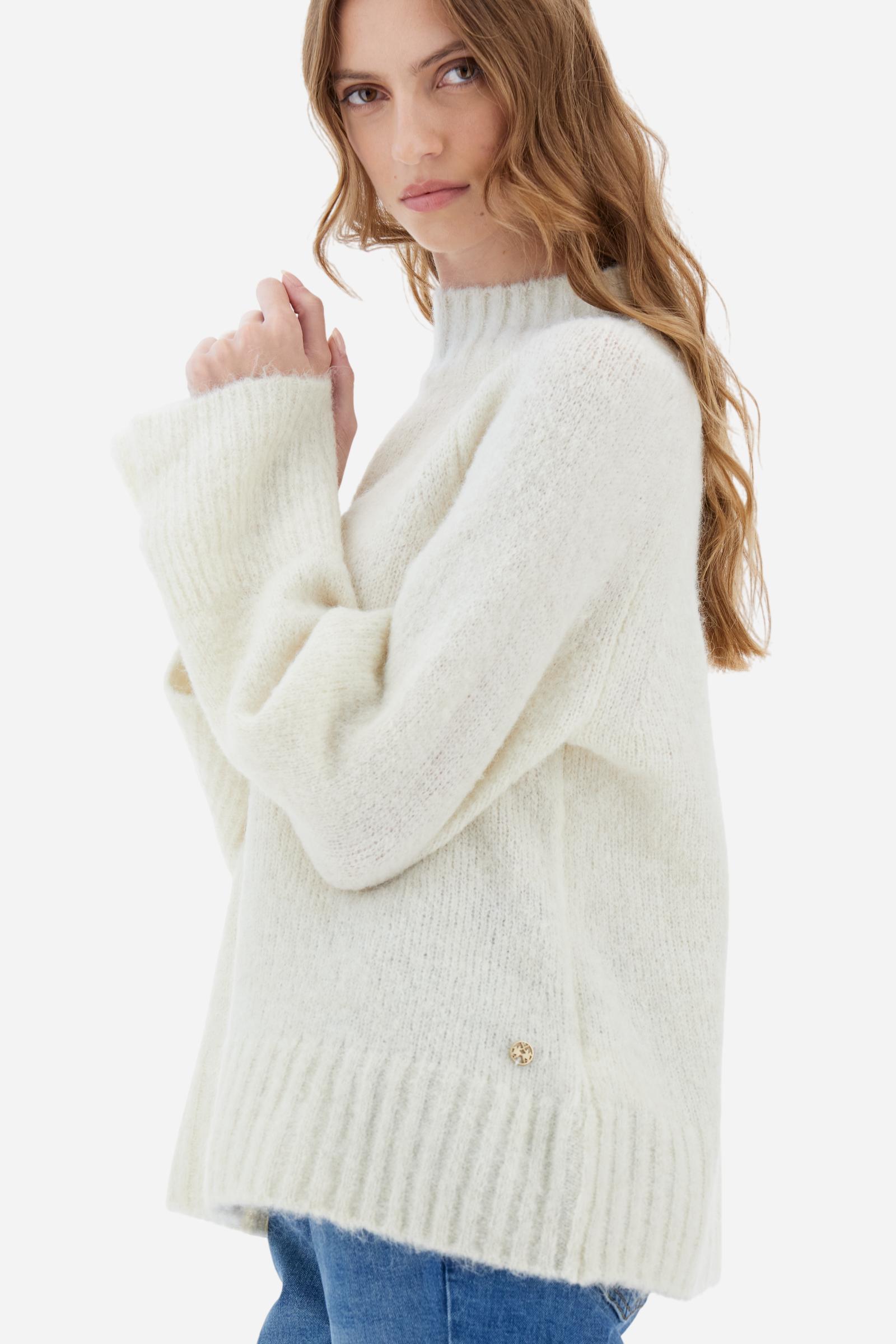 Women’s turtleneck sweater with long sleeves in solid-colour wool and mohair blend, soft and warm. Ribbed turtleneck for elegance and warmth, side slits and sleeve slits for a modern look. Logo on small golden metal plate applied to the front hem. Regular, soft fit for a versatile and comfortable silhouette. The model wears size 2. - Pristine