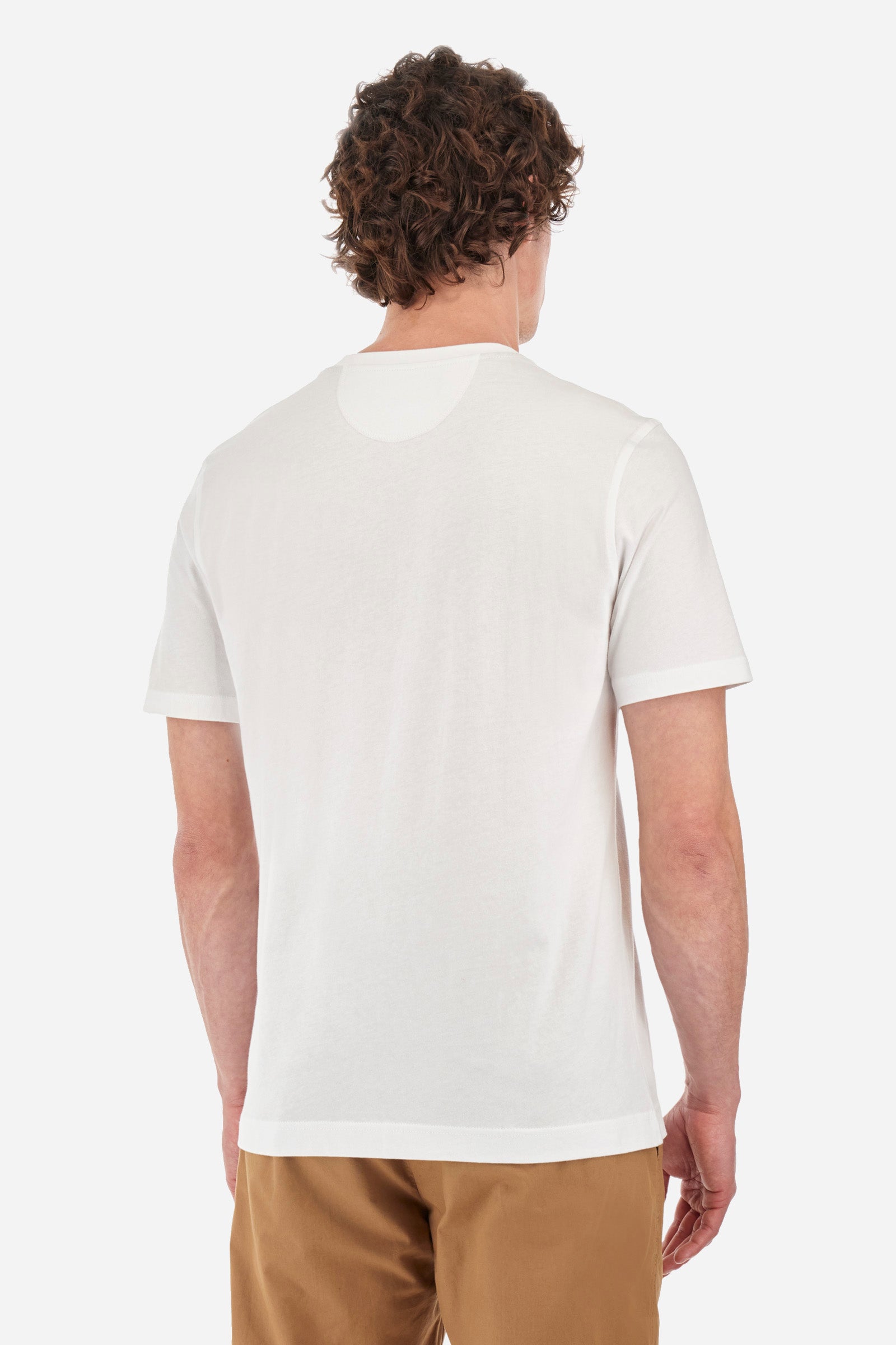 Men’s short-sleeved t-shirt, crew neck, solid color. Made of 100% cotton jersey. Small and large prints and symbols in contrasting tones identify the Guards capsule collection. Regular fit. The model wears a size L. - Optic White