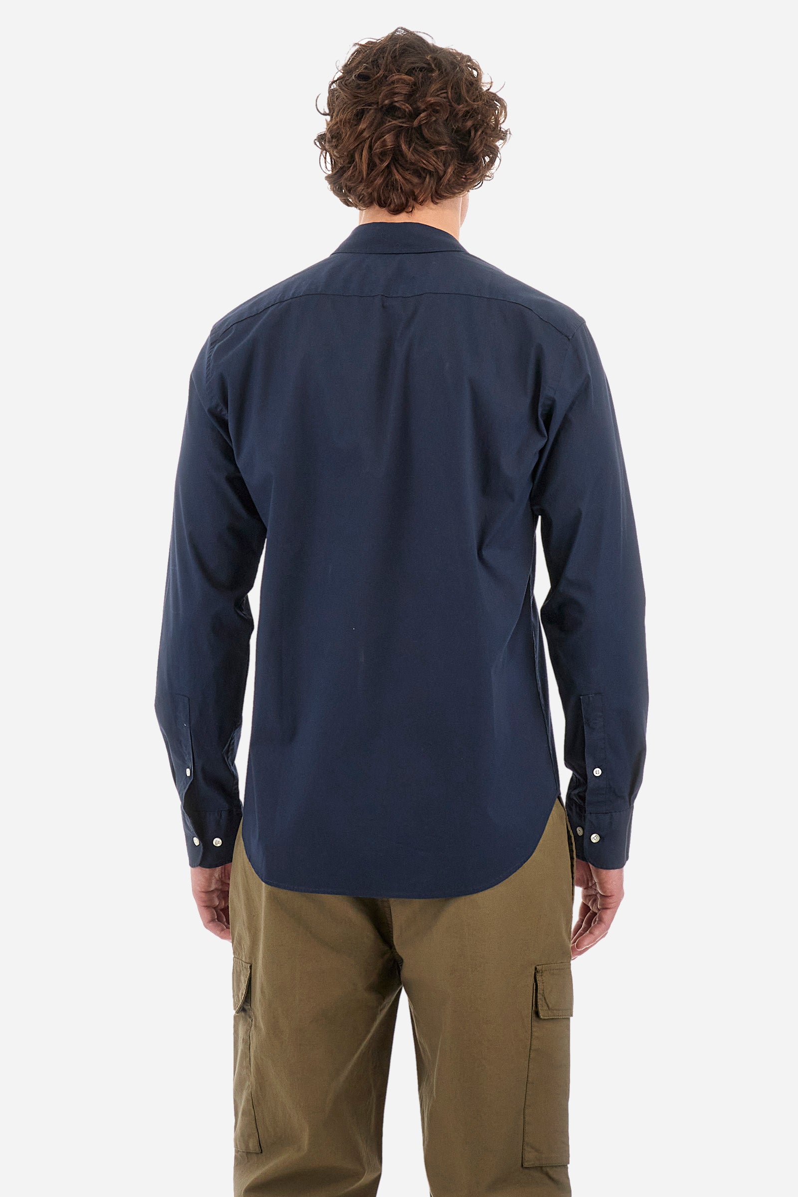 Men's single-colour long-sleeved shirt in elasticated cotton. Button-down collar. With buttoned cuffs. A small logo and the Guards line symbol are embroidered on the front. The fit is regular. The model wears a size L. - Navy