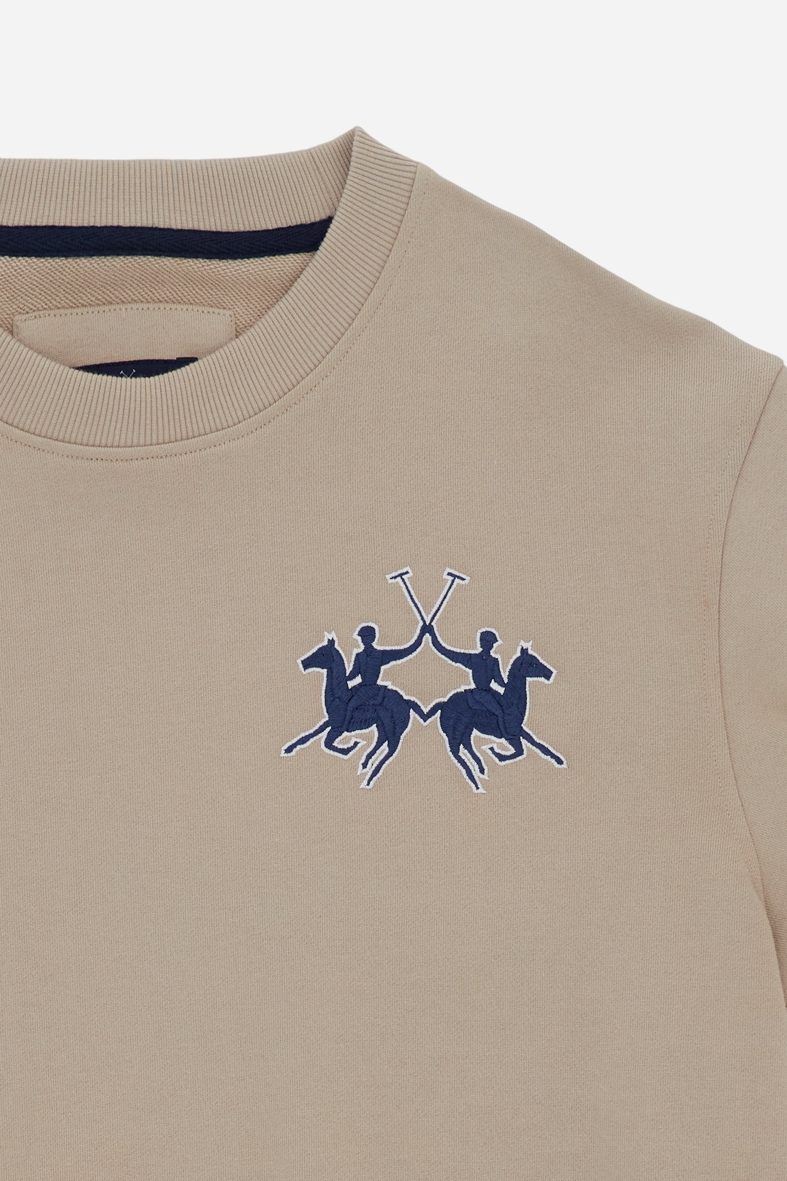 Men's crew-neck sweatshirt with long sleeves made from 100% cotton diagonal fleece. The model features ribbed collar, cuffs and hem in matching tone. The regular fit is enhanced by a modern cut with slightly structured shoulders. The design is distinguished by the exclusive maxi 3D embroidered brand logo in contrasting color on the chest. The model is wearing size L. - Humus