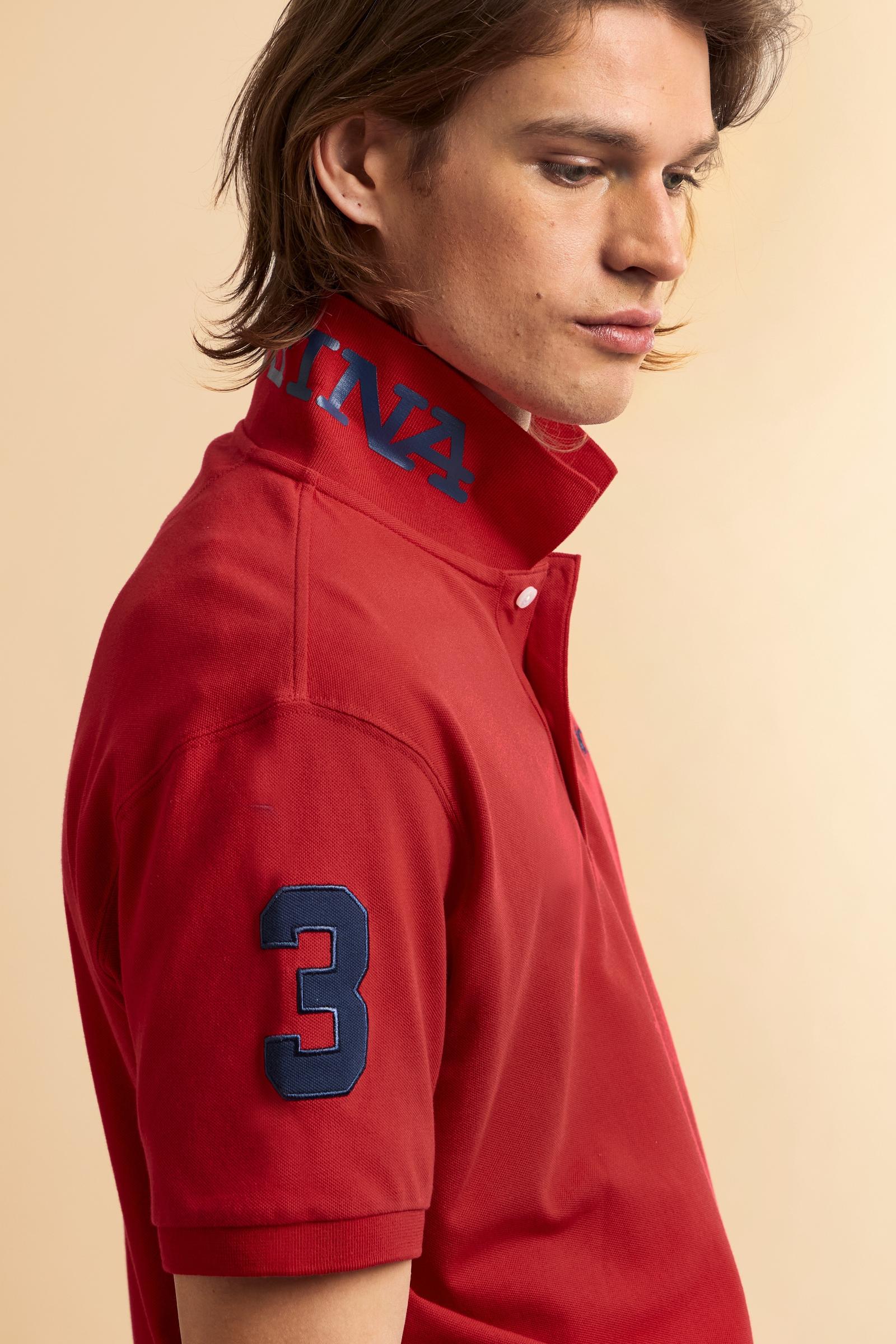 Men’s short-sleeve stretch piqué polo. Two-button placket and ribbed details, with a regular fit. Iconic style characterised by applied logo and patches. - Formula One