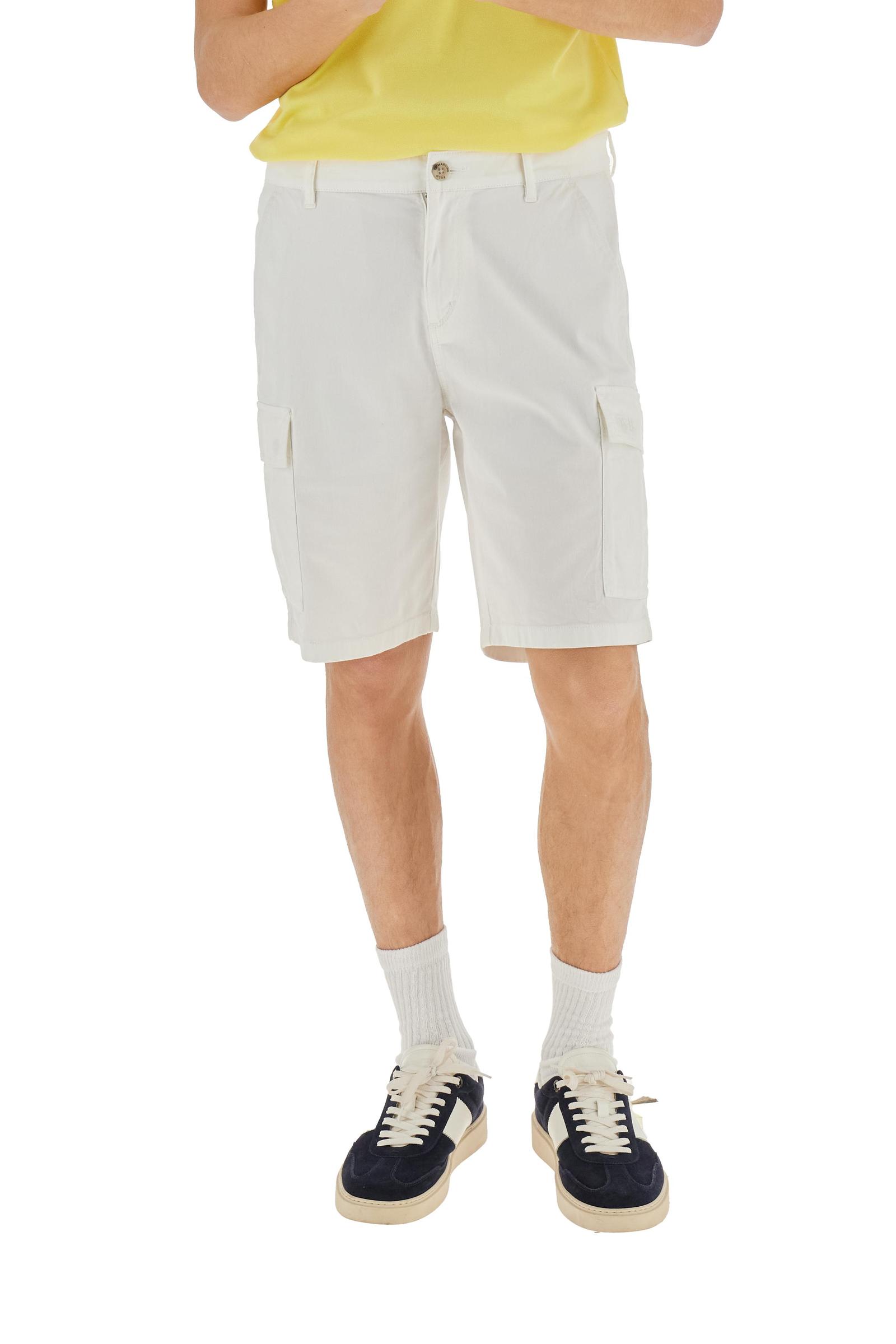 Men's single-colour Bermuda shorts in cotton twill. There are two American pockets, two cargo pockets and two back pockets. With belt loops. Zip and button fastening. The logo is embroidered tone-on-tone on the left cargo pocket. Regular fit. The model is wearing a size 33. - Optic White