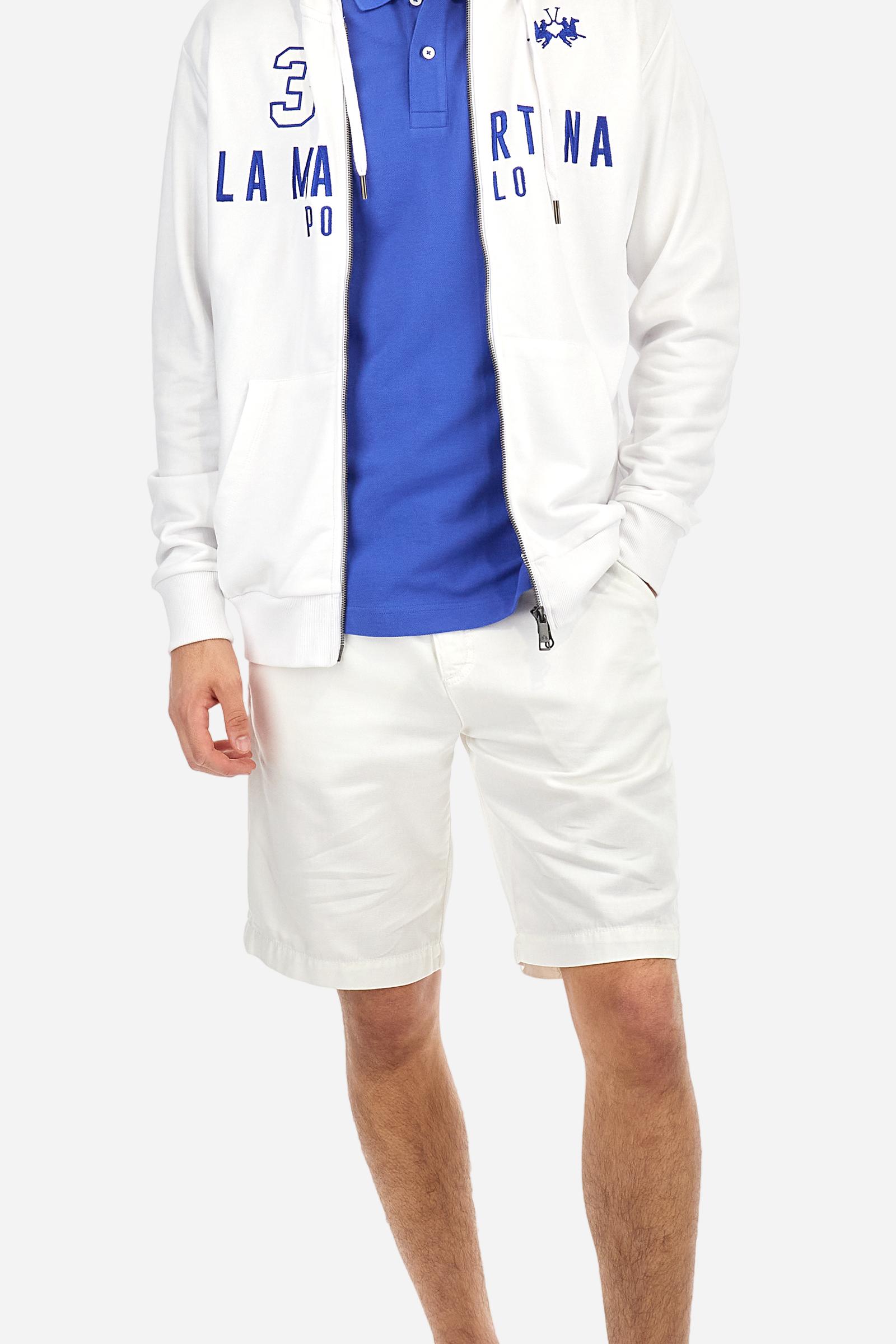 Men's plain-coloured, short-sleeved, regular-fit cotton polo shirt. Contrasting La Martina logo sewn onto the chest. This versatile garment goes perfectly with a pair of jeans from the collection. - Dazzling Blue