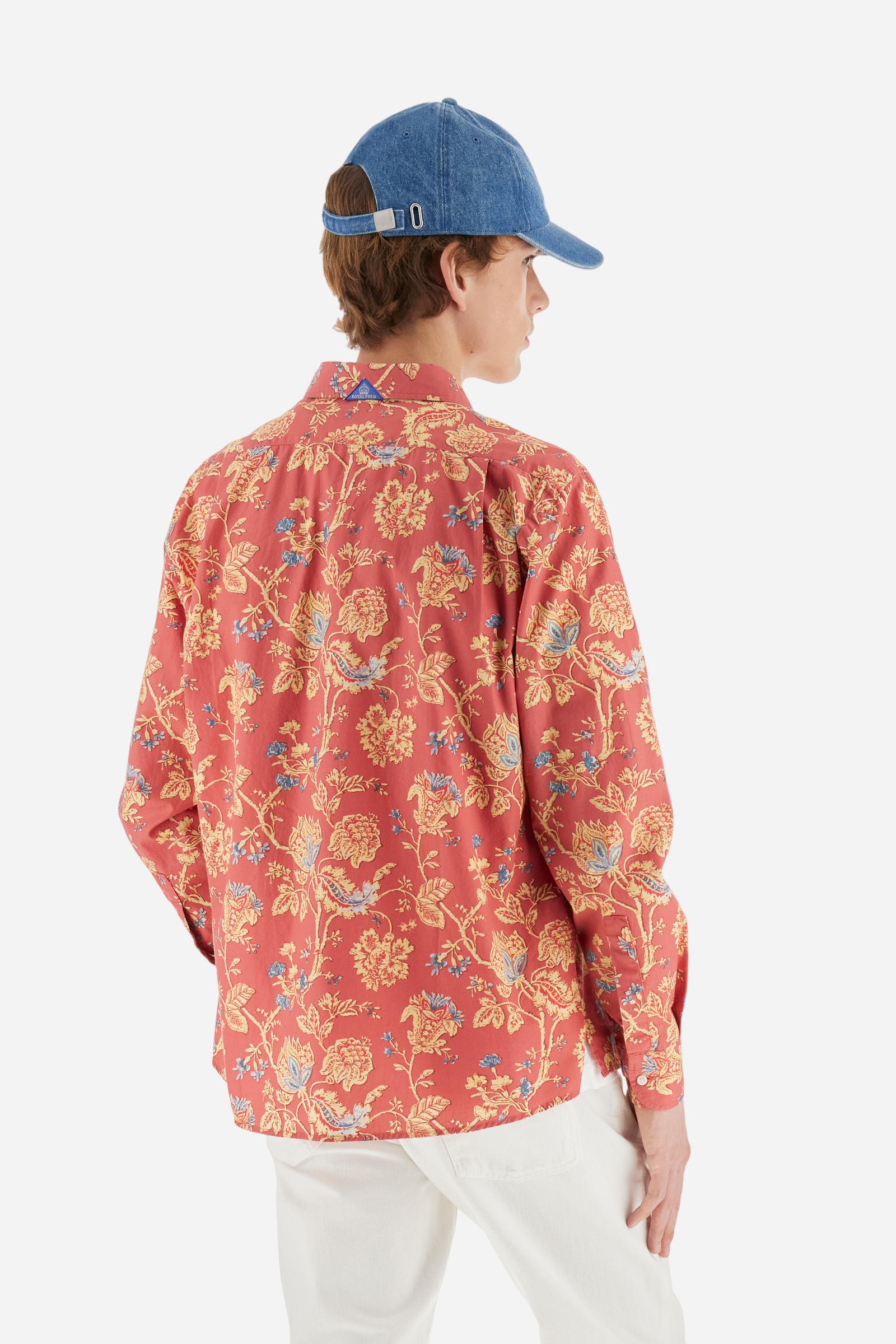 Men's long-sleeved shirt with floral pattern print. Made in 100% poplin cotton. Spread collar. The print design recalls cashmere patterns revisited in a modern key with contrasting colours. The logo is embroidered in a contrasting colour thread on the left side of the chest. The fit is regular. The model is wearing a size L. - Spiced Coral Flowers
