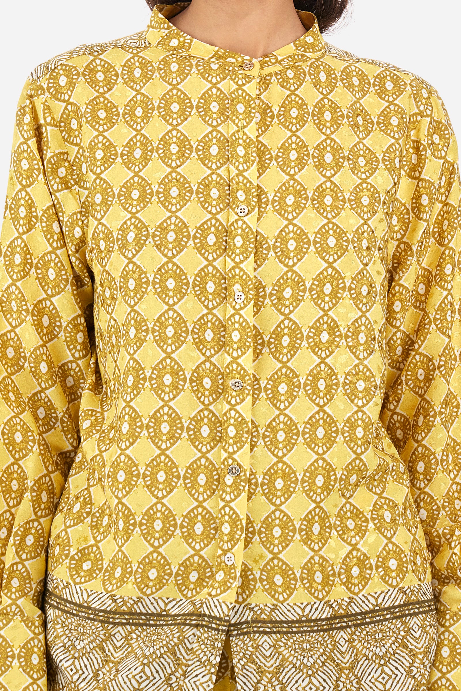 Women's long-sleeved shirt with a geometric print. Made in a synthetic fabric. Mandarin collar. With buttoned cuffs. The fit is regular. The model wears a size 2. - Goldfinch/Arrow/Whit