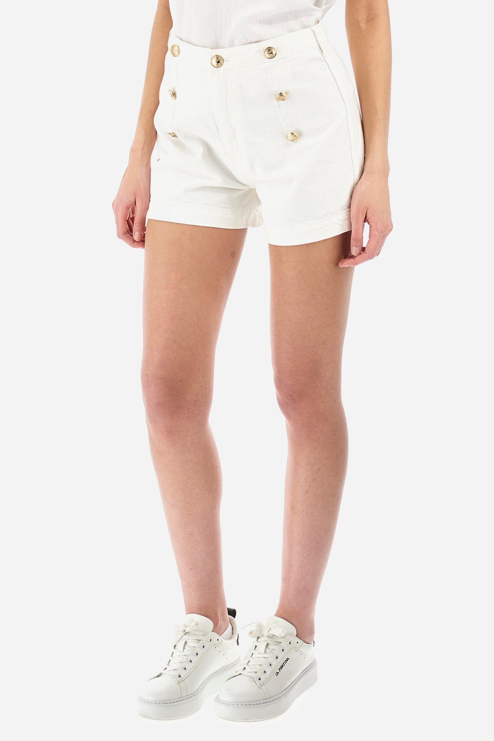 Women's single-coloured Bermuda shorts made of 100% cotton. With belt loops, zip and button fastening. Two rows of decorative buttons on the front. Two open back pockets. The logo can be found on a metal plate sewn onto a pocket. The fit is regular. The model wears a size 27. - Optic White