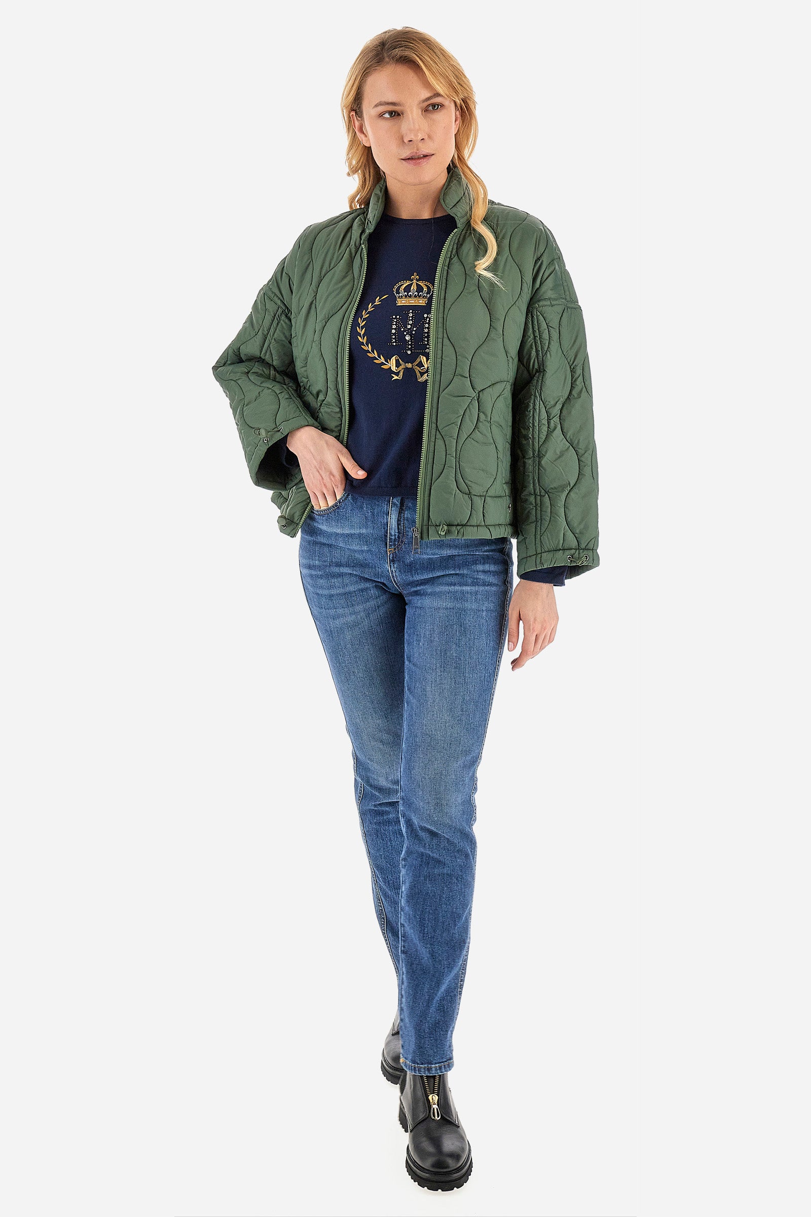 Women’s crew neck sweater made of cashmere blended yarns. With long sleeves and a regular fit to fit all silhouettes. The solid color has a gold contrast embroidery on the front of the England line making the garment original and unique. The small La Martina logo is applied on two buttons, one on the crew neck, and one on the waist. Ideal garment to give a touch of sophistication to winter outfits. The model is 174 cm tall and wears a size 2. - Navy