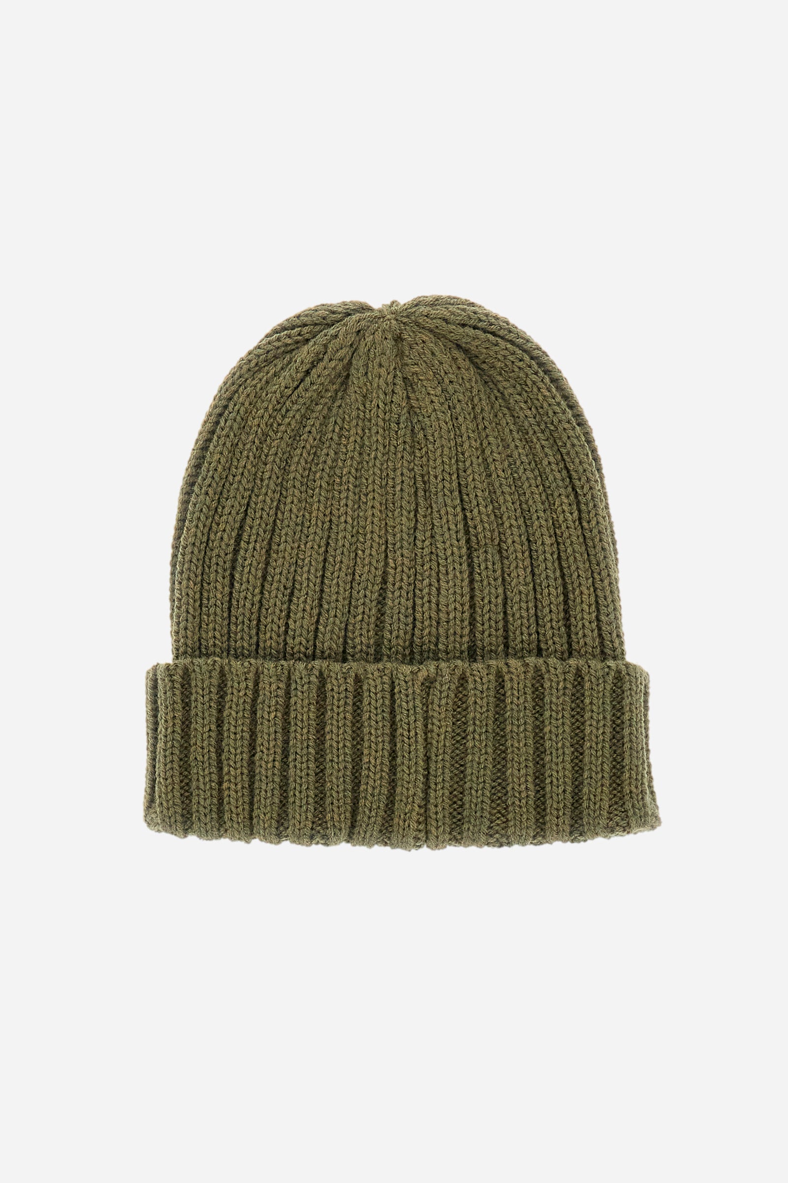 This unisex beanie is made from a high-quality polylana yarn and is available in solid colours for a simple and elegant look. The patch logo on the front gives a touch of originality and uniqueness to the accessory. Perfect for those who want to protect their heads from the cold in a subtle and sophisticated way. - Ivy Green