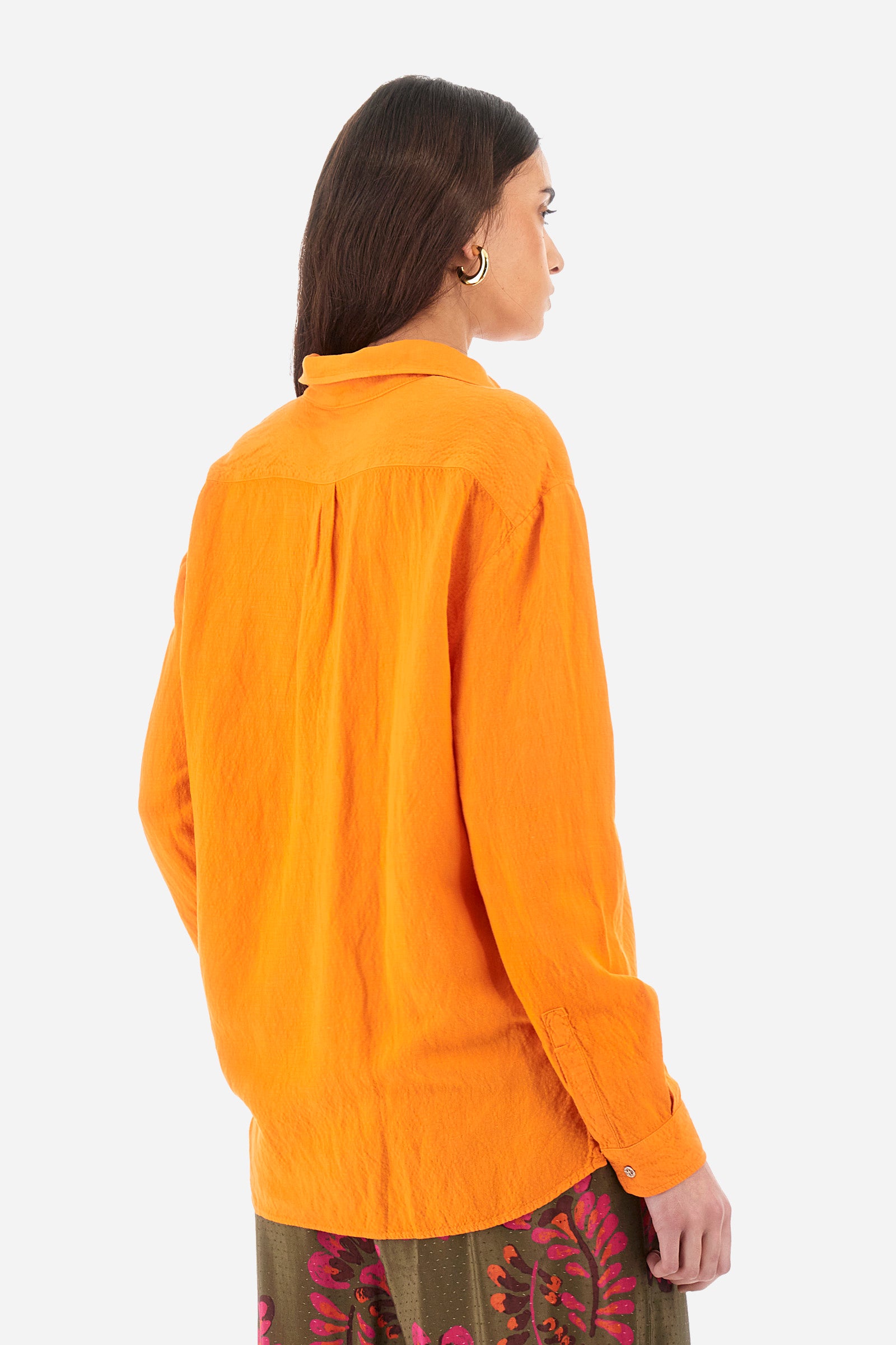 Long-sleeved women's shirt in a linen blend. French collar. With buttoned cuffs. Featuring darts on the back. Featuring a small embroidered logo on the front. The fit is regular. The model wears a size 2. - Celosia Orange