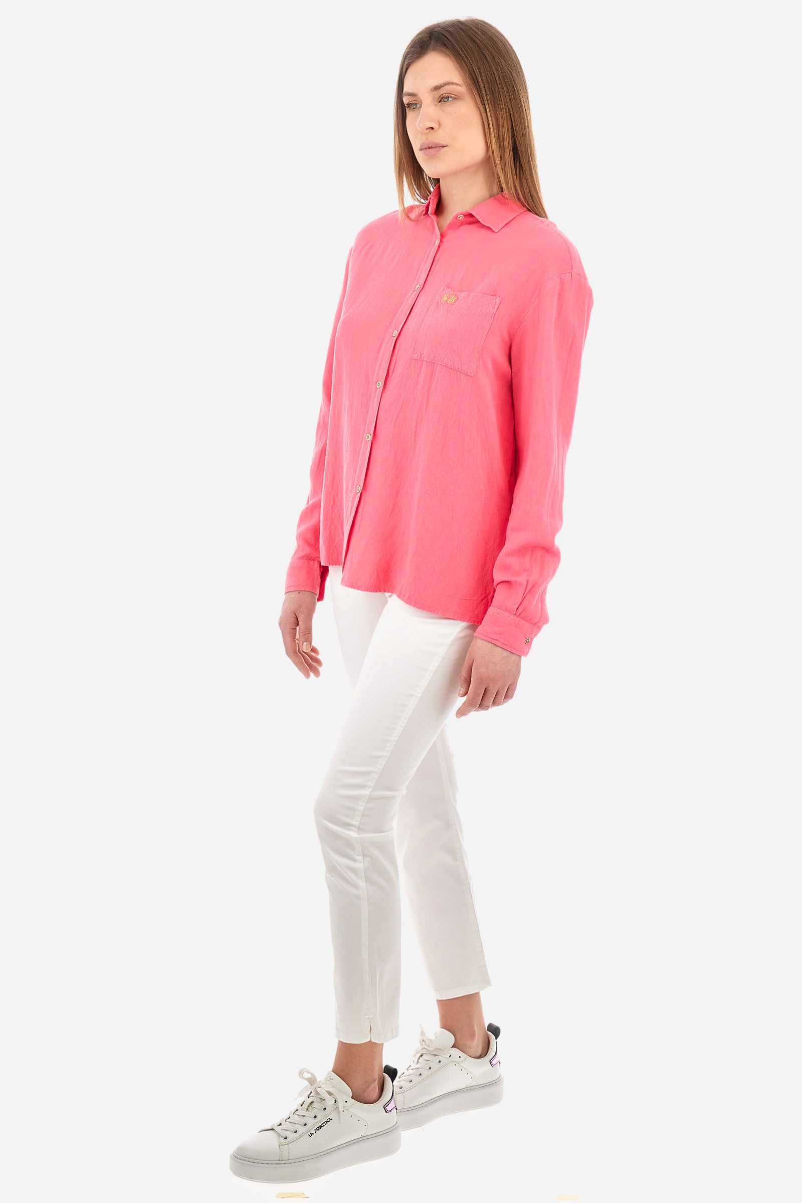 Long-sleeved women's shirt in a linen blend. French collar. With buttoned cuffs. Featuring darts on the back. Featuring a small embroidered logo on the front. The fit is regular. The model wears a size 2. - Hot Pink