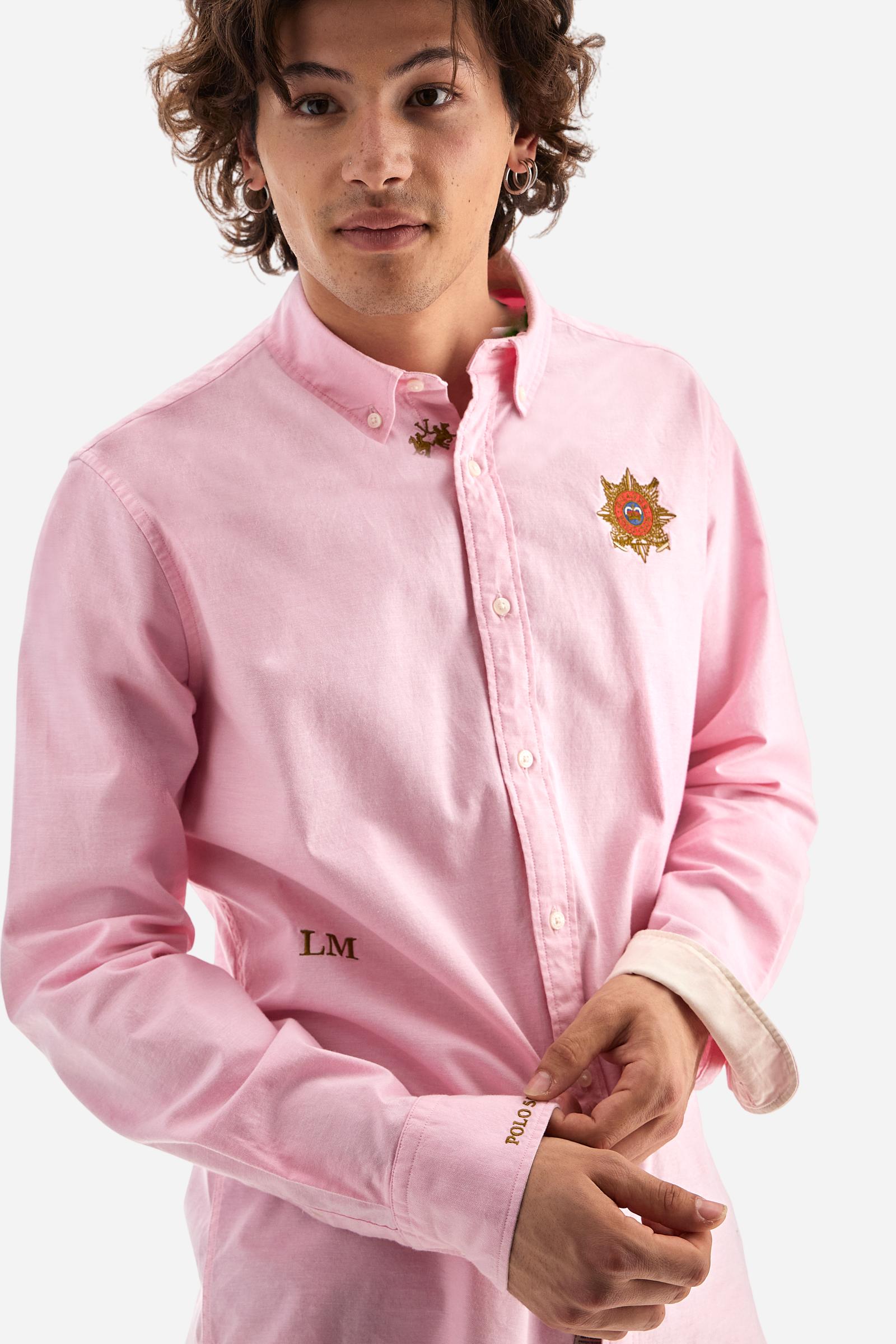 Men's long-sleeved Guards shirt in a single colour. Made in Oxford cotton. Button-down collar. The Guards crest, symbolic of the line, is embroidered on the chest. The brand's initials are embroidered on the left side, at hip height. Regular fit. The model is wearing a size L. - Parfait Pink
