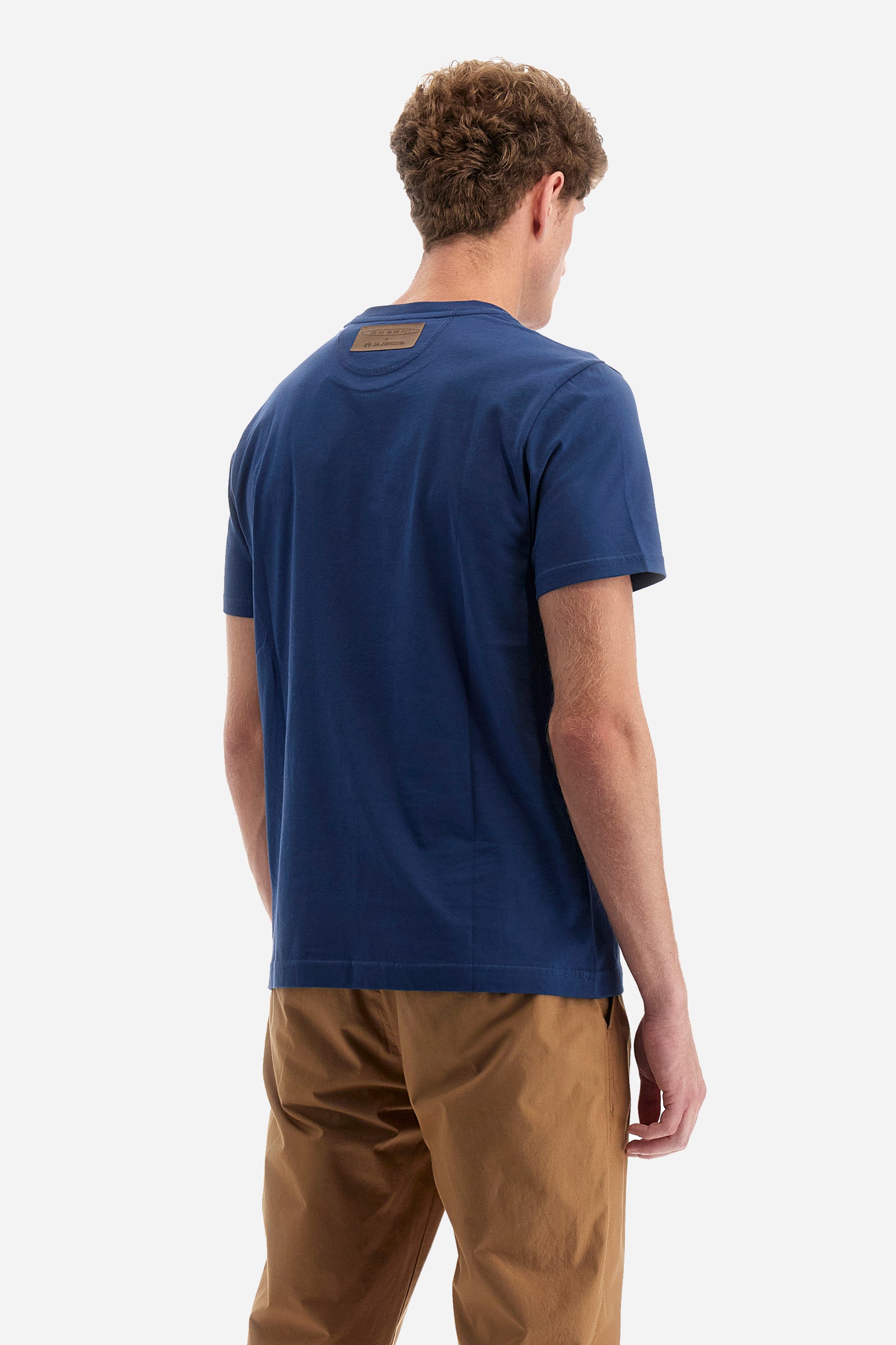Men's short-sleeved T-shirt with a crew neck in a single colour. Made of 100% cotton. On the front we find the characteristic lettering of this line in collaboration with Pagani. A patch with the writing "La Martina" and "Pagani" is sewn on the back. Regular fit. The model wears a size L. - Ensign Blue