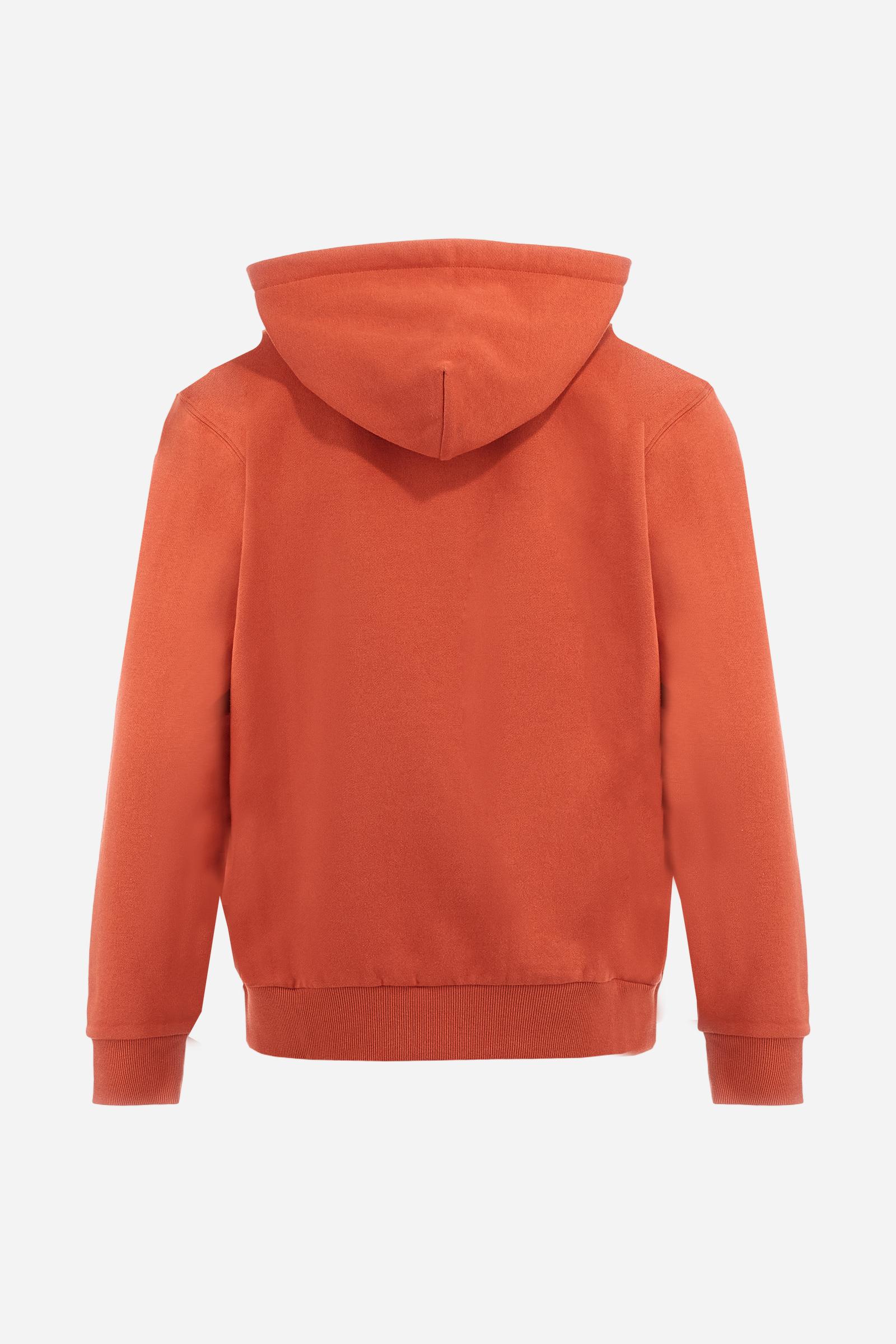 Men's long-sleeved hoodie in solid colour, made from soft 100% cotton fleece with a velvety touch. The model features a customised front zip and an adjustable hood with drawstring. Hem and cuffs in tone-on-tone rib. Iconic brand graphics stand out on the chest, embroidered with numbers and lettering. Regular fit ensuring comfort and freedom of movement. Model wears size L. - Burnt Ochre