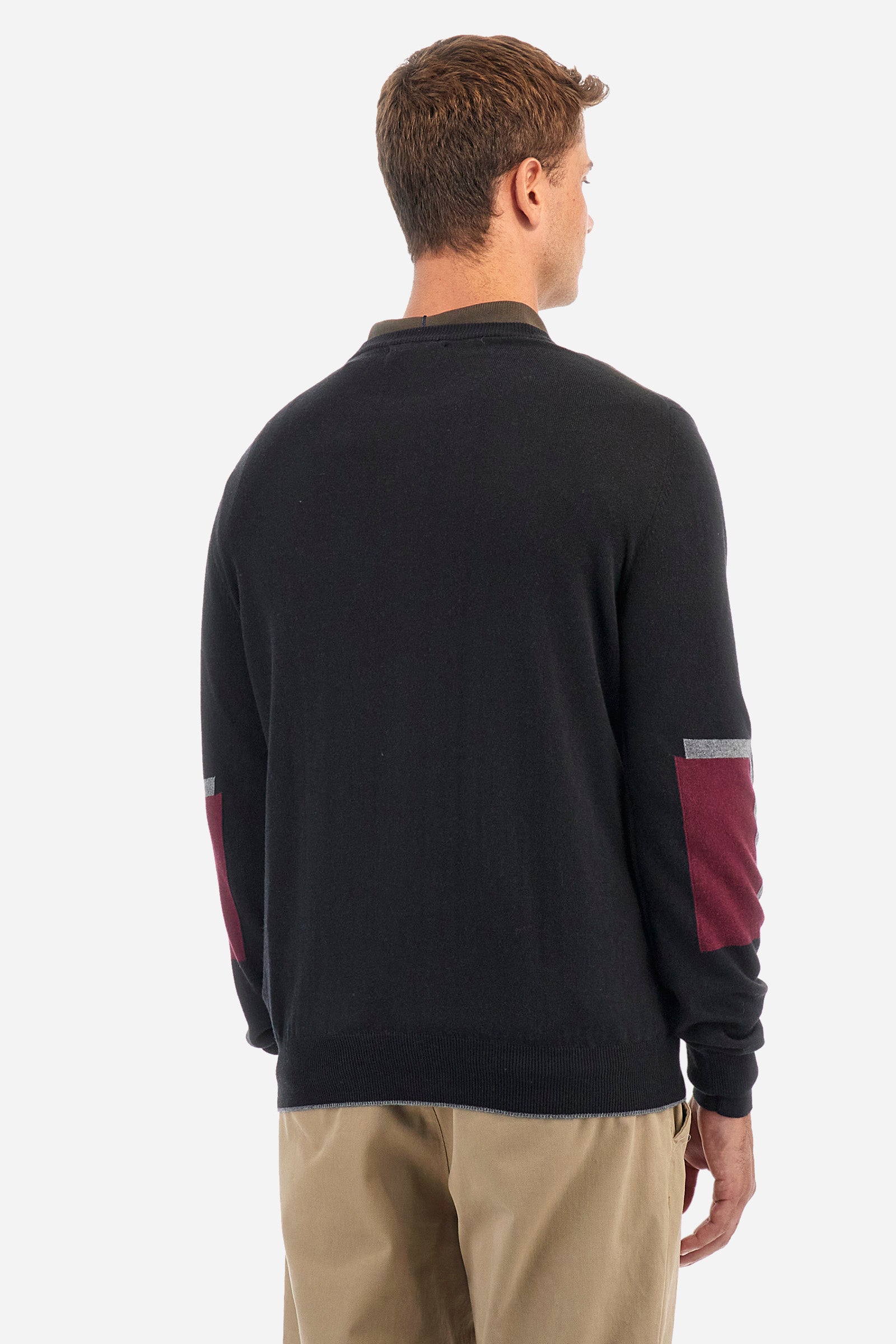 Men's long-sleeved plain crew neck pullover, made from cotton and wool. Ribbed cuffs and hem. Contrasting coloured fabric patches appliquéd on the elbows. The logo is embroidered on the front. Regular fit. The model is wearing a size L. - Black