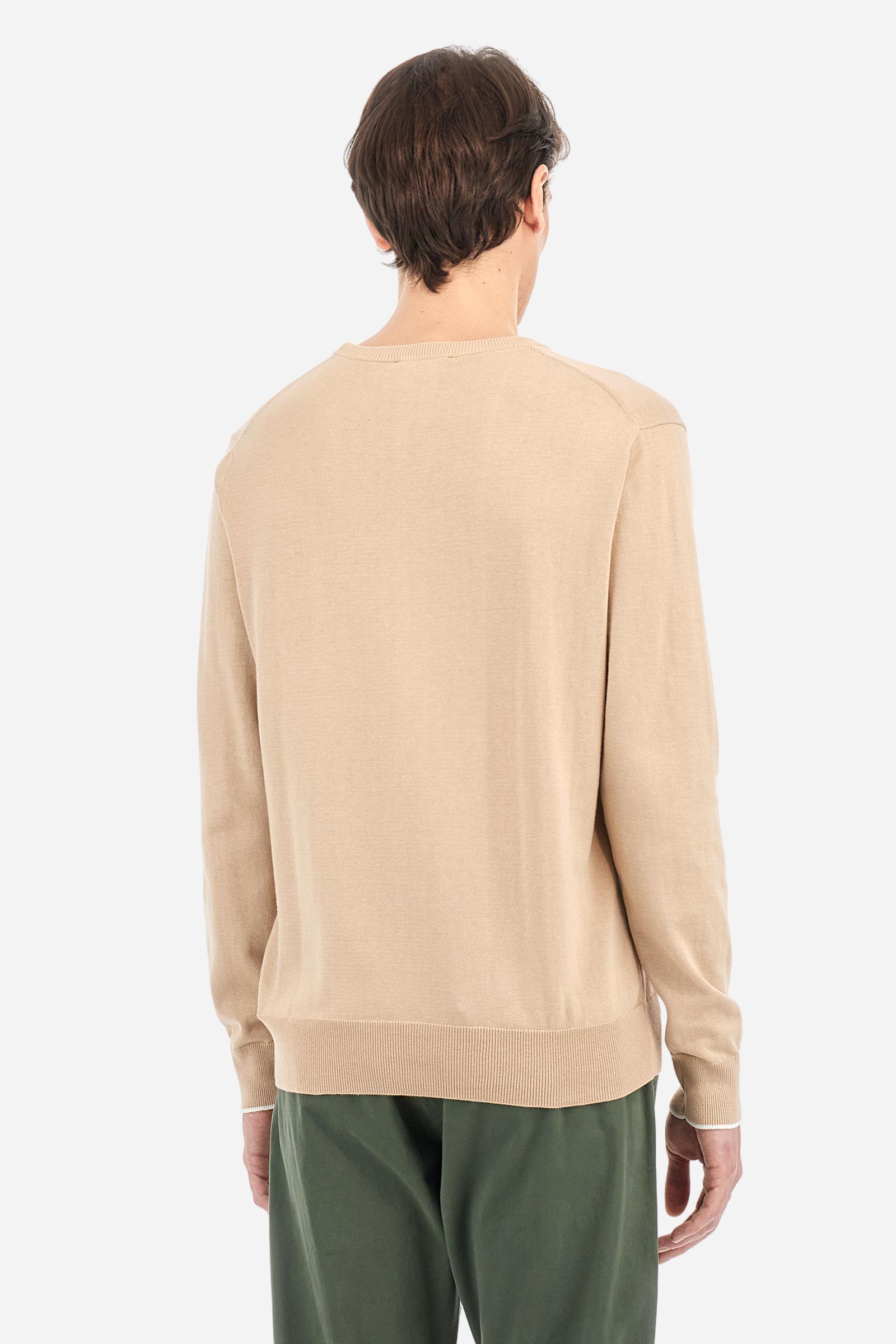 Men's plain long-sleeved pullover made of 100% combed cotton yarn. The collar is in two-tone ribbed knit: the exterior features the same tone as the jumper while the interior is in contrast. The cuffs and the band at the bottom are also made of ribbed knit. The cuffs also feature a contrasting stripe on the edge as a decorative motif. The logo is embroidered on the left side of the chest in contrasting thread. Regular fit. The model is wearing a size L. - Smoke Grey