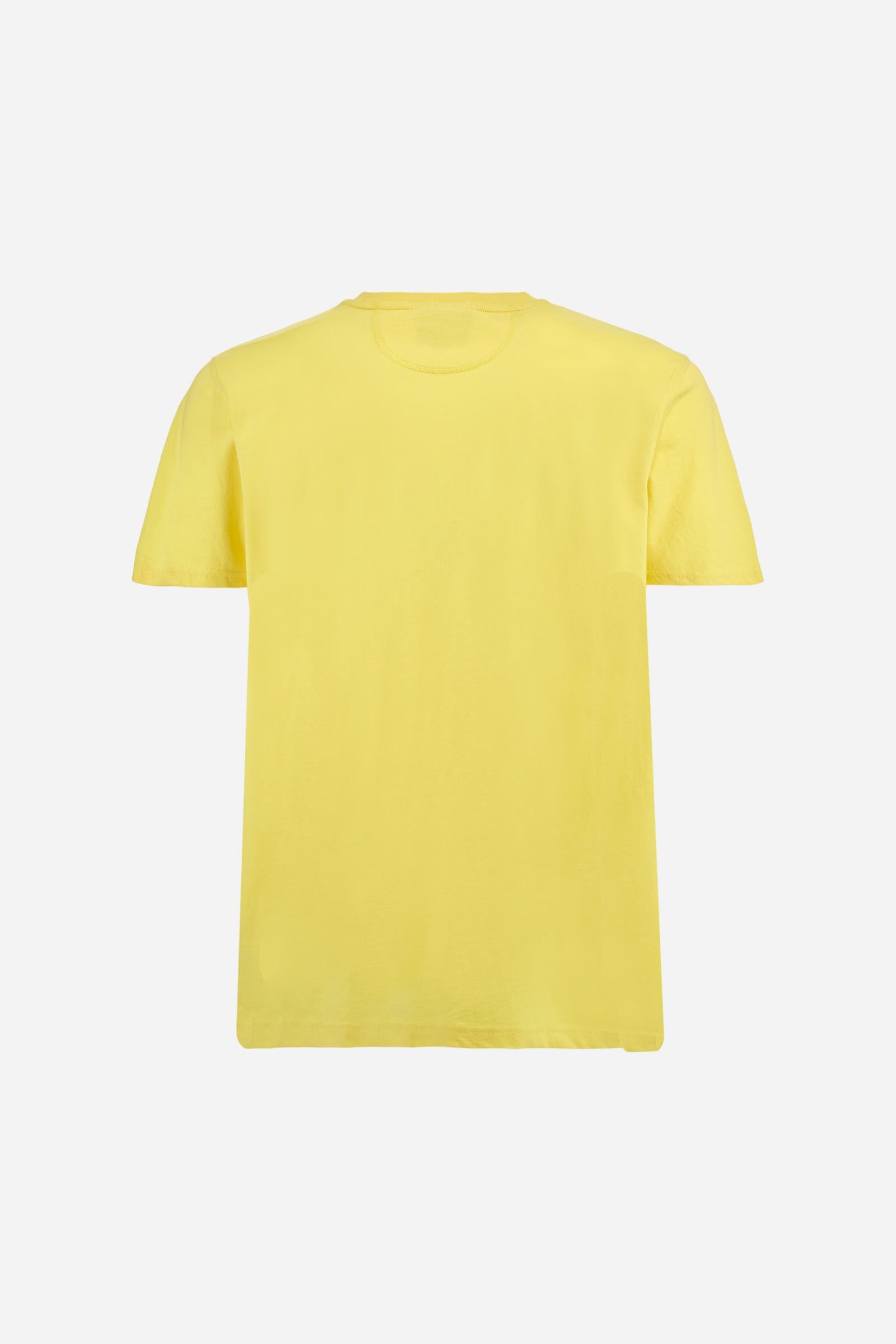 Men's short-sleeved T-shirt with crew neck and solid colour. It features a large printed logo on the front and is made of 100% cotton with a regular fit. It can be combined with trousers for a casual and modern look. The model is 187 cm tall and wears a size L. - Aurora